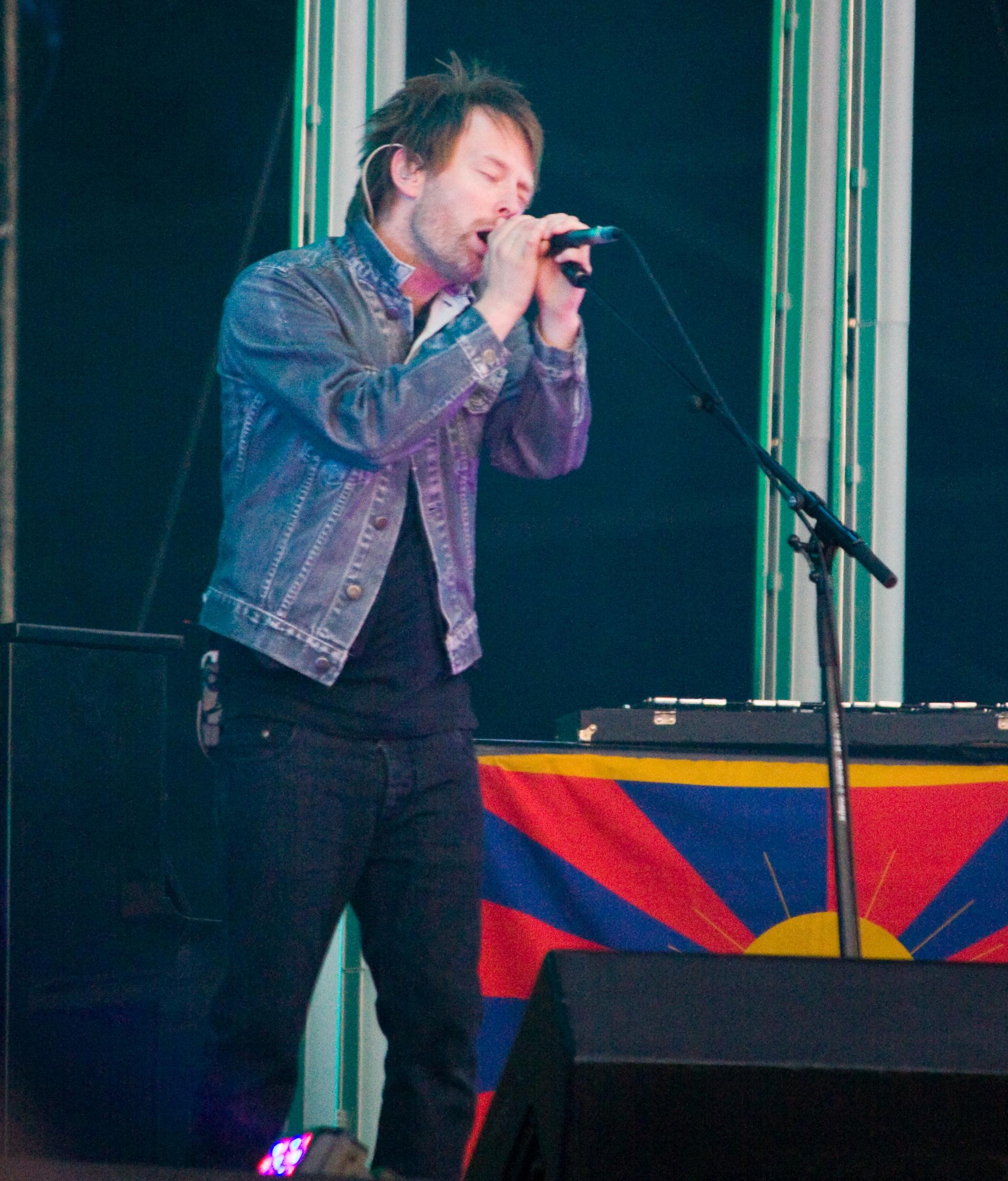 Tom York sings in front of a Tibetan flag during a show in London in 1998.