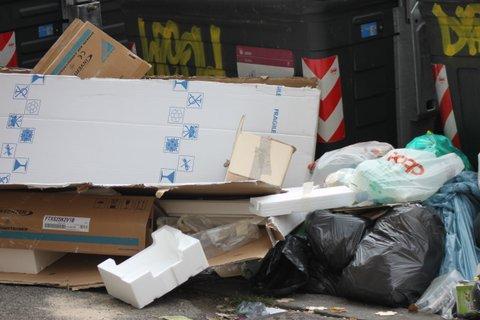 Trash piles in Rome