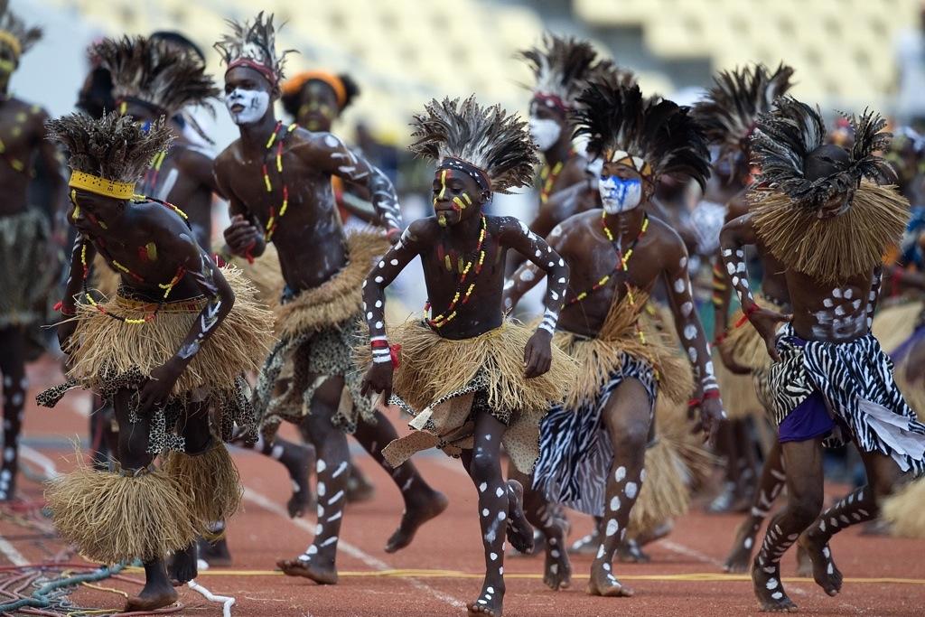 Ритуальные танцы племен. Семба Ангола. Ритуальные танцы. Африканские танцы. Африканцы танцуют.
