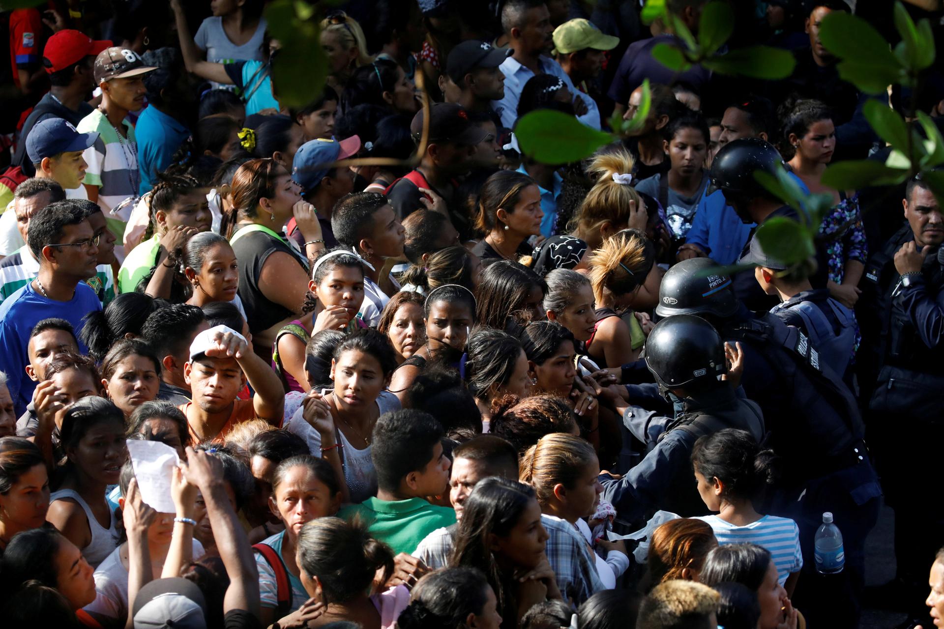 A packed crowd of relatives of inmates at the General Command of the Carabobo Police in Valencia.