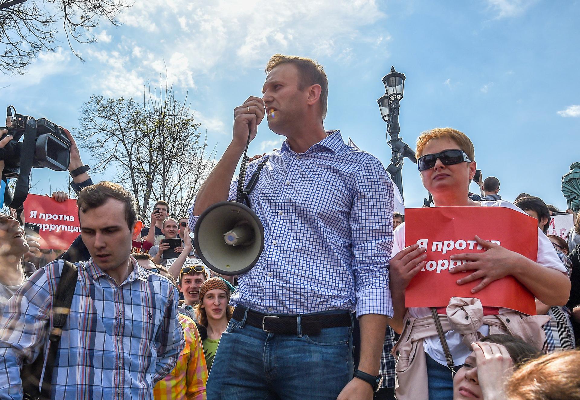 Russian opposition leader Alexei Navalny, center, attends a protest rally ahead of President Vladimir Putin's inauguration ceremony, in Moscow, May 5, 2018.