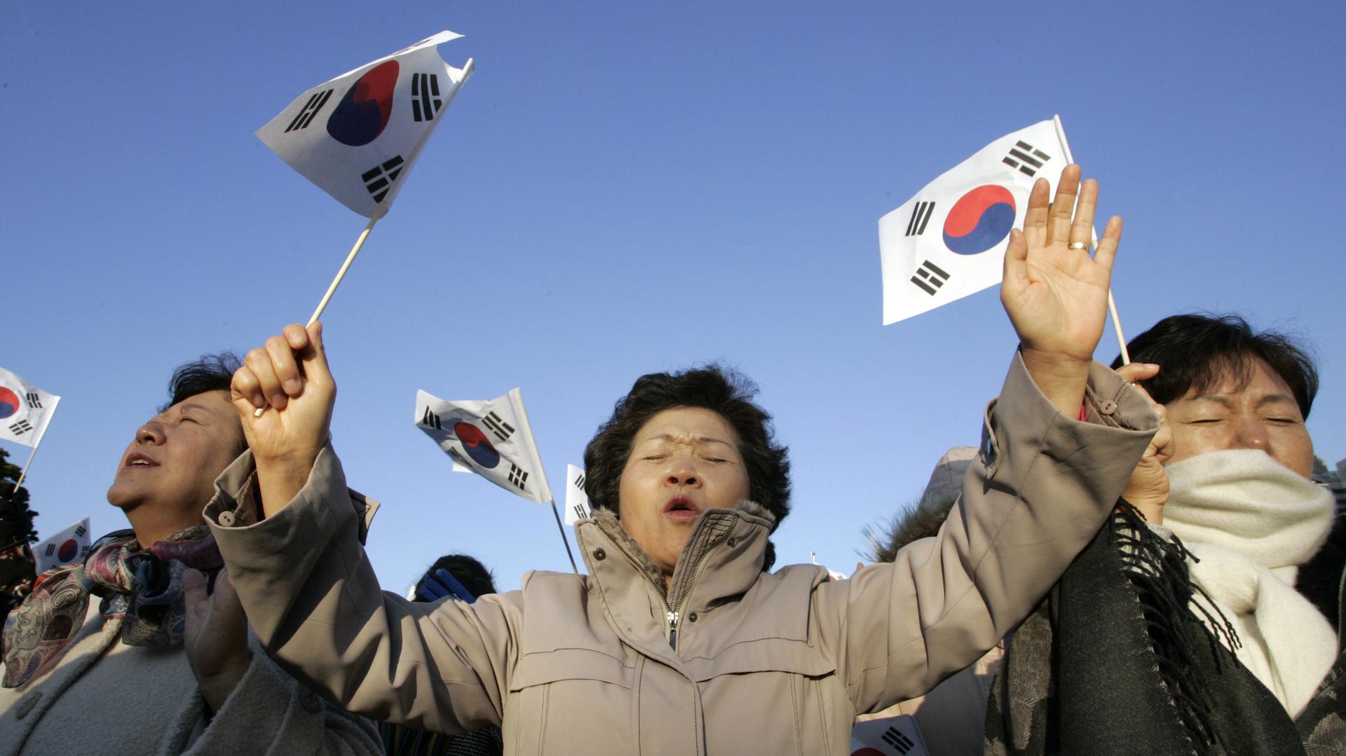 South Korean Christians pray for North Korea in Seoul November 15, 2009. With almost 30 percent of South Koreans either Protestant or Catholic, faith plays a big role in how people think about relations with the North. 