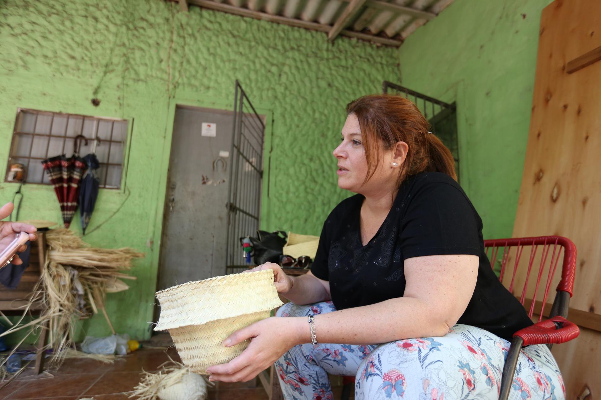 Alexandra Tauber talks to a countryside artisan in Paraguay.