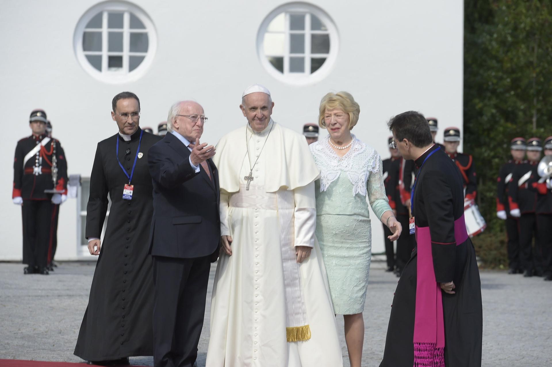 Pope Francis poses next to Ireland's President Michael Higgins and his wife