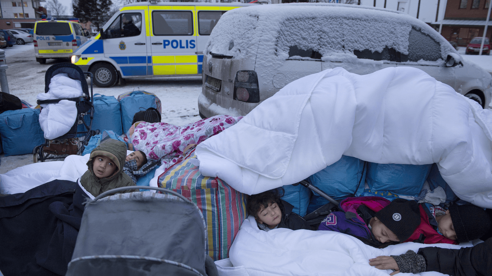 Refugee children sleep outside in Sweden 