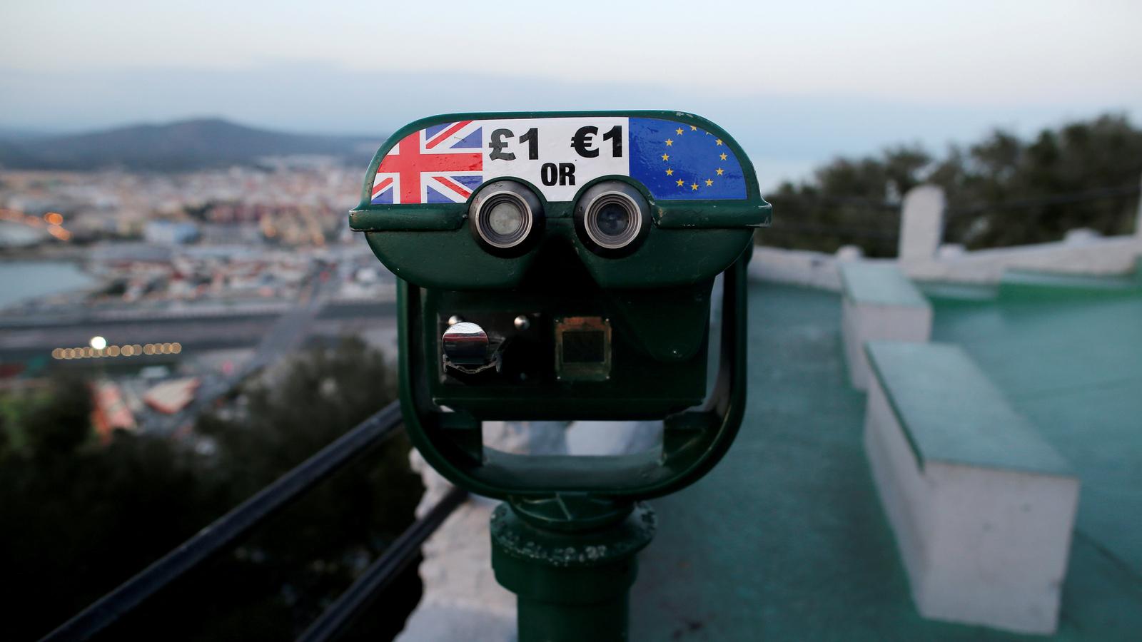 Tourist binoculars with option to pay in pounds or euros.