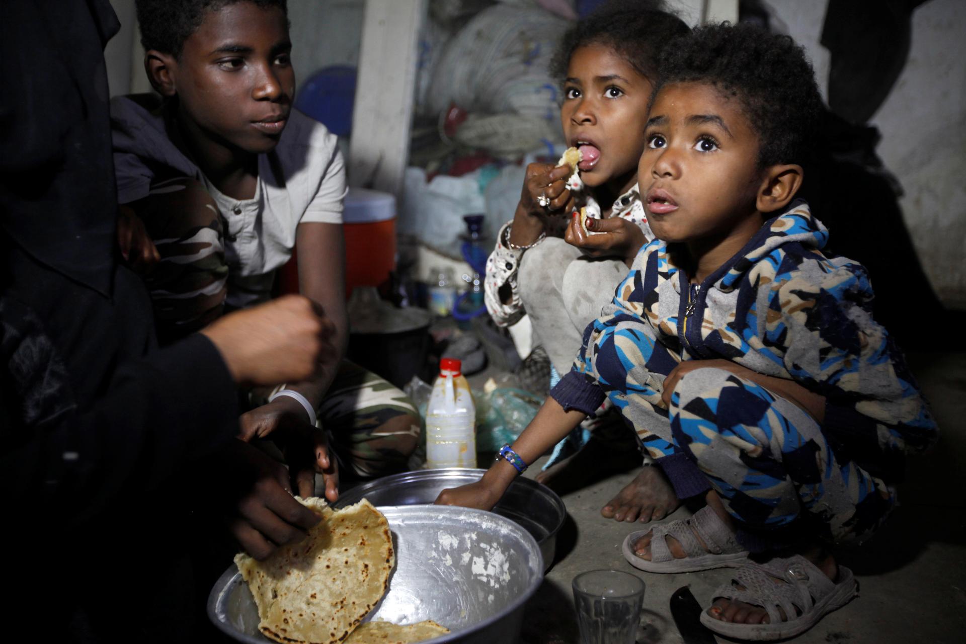 Children displaced from the Red Sea port city of Hodeidah have a meal in a shelter in Sanaa, Yemen November 1, 2018.