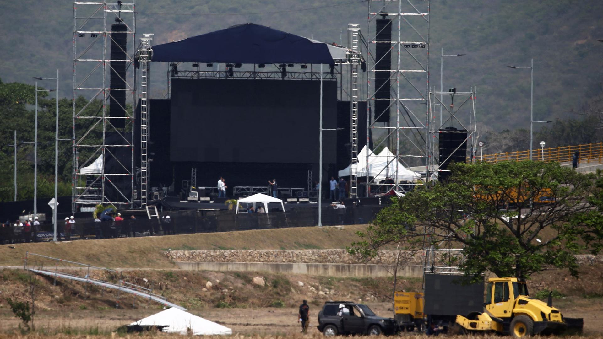 A large outdoor stage is shown being constructed in Cucuta, Colombia.