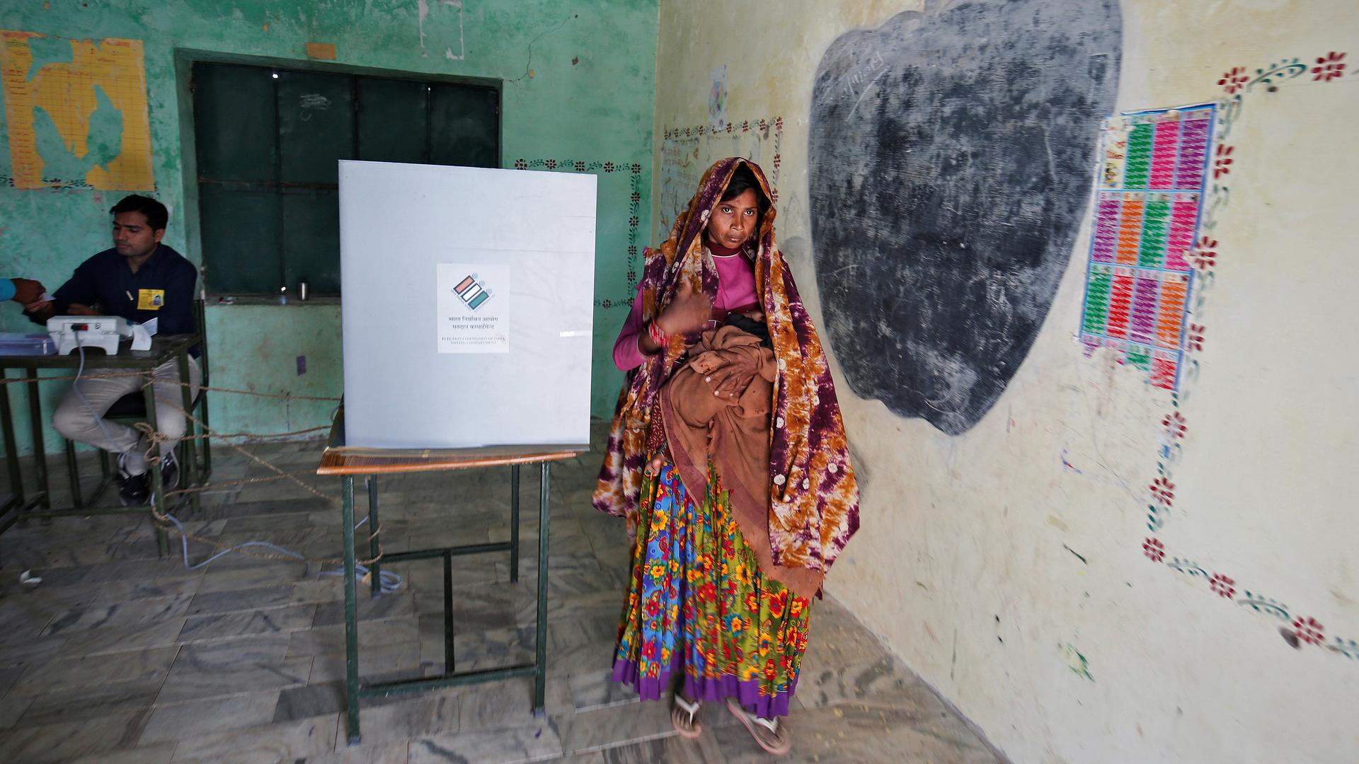 a woman votes in india