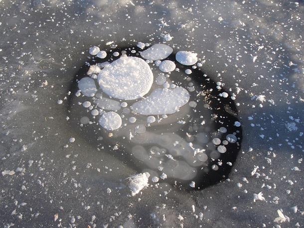 Methane bubbles under ice