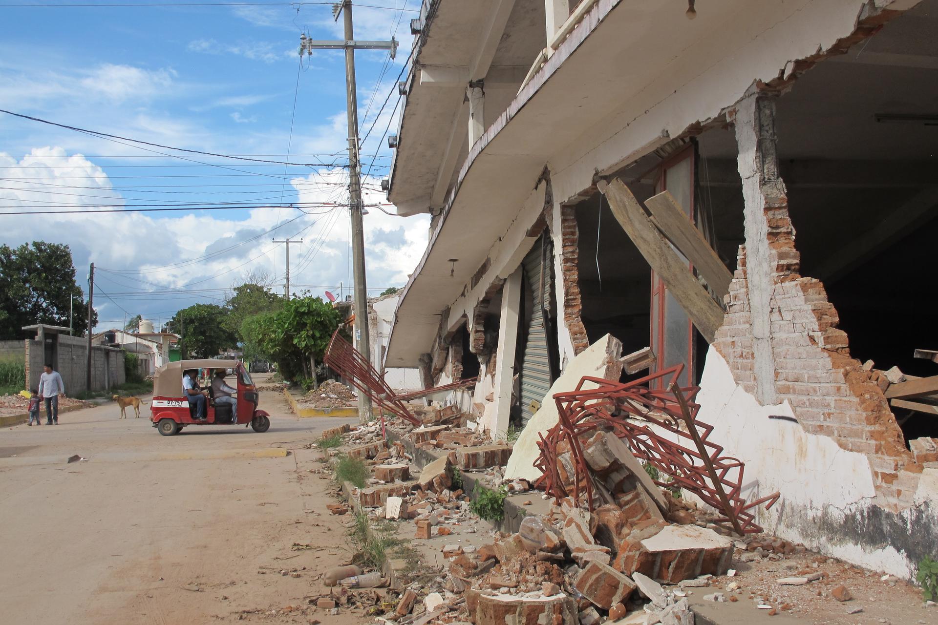 A damaged building in the town of Asuncion Ixtaltepec, Oaxaca. Central American migrants are helping with the rebuilding effort, either as volunteers or as construction workers.