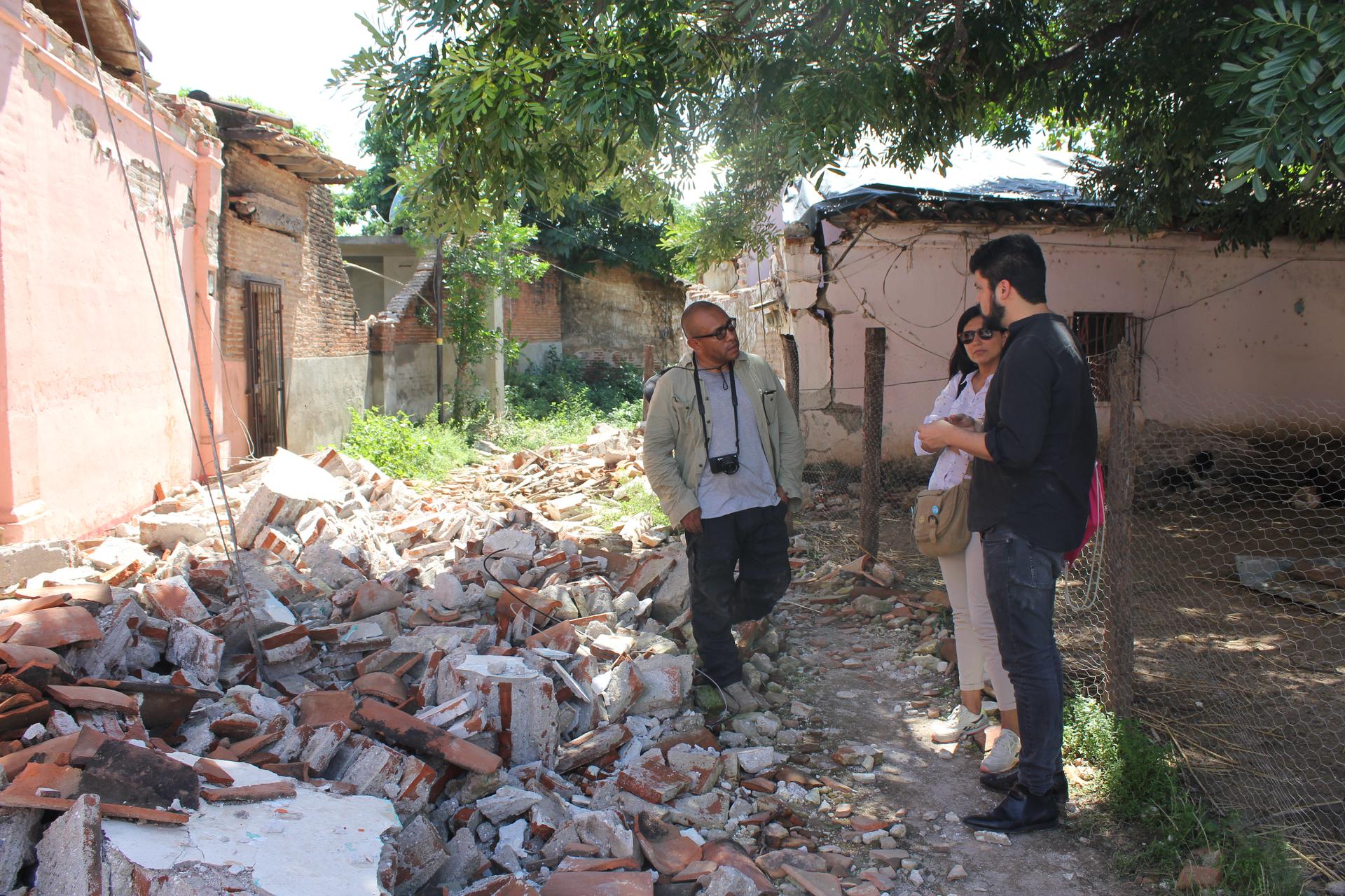 evaluate damage to homes in Ixtaltepec, Oaxaca.