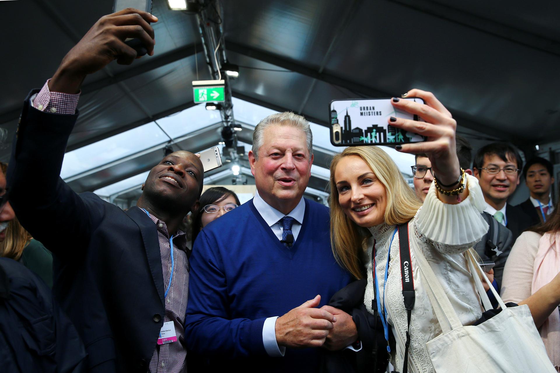 Al Gore poses for selfies with fans