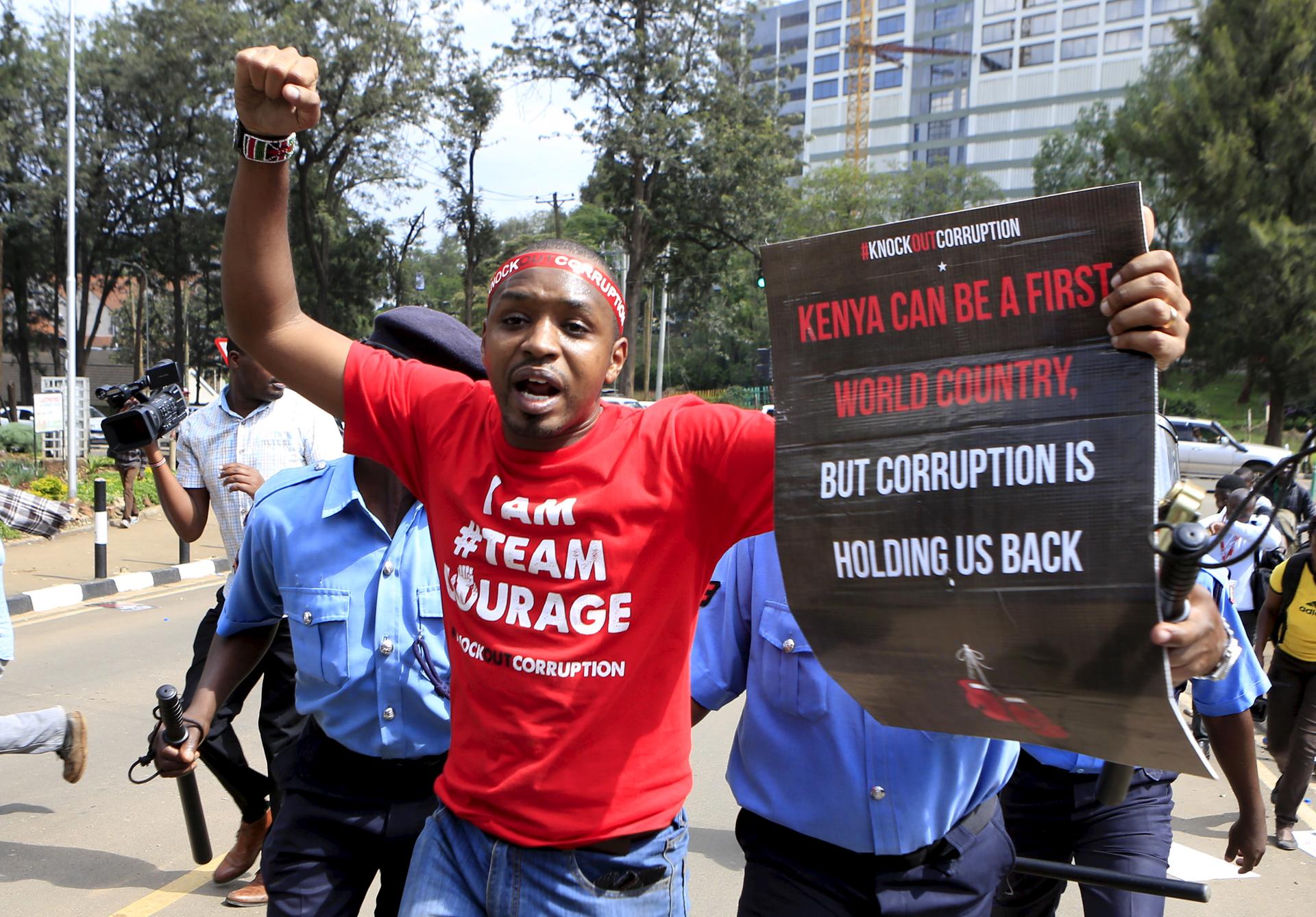 Kenyan activist Boniface Mwangi says his country's politicians must heal the country's ethnic divide. 