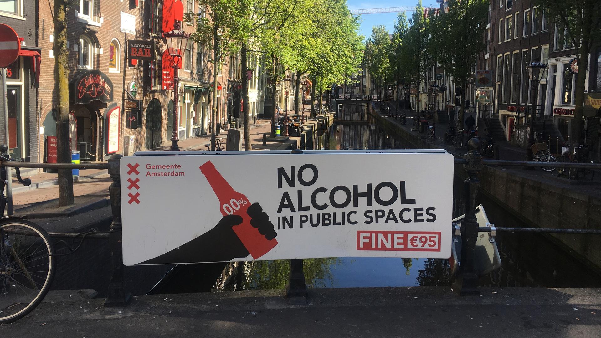 a sign in amsterdam that says you can't drink in the street