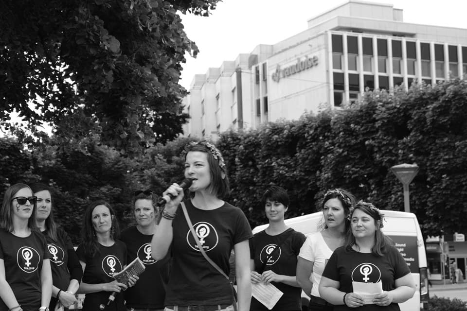 Marie-Louise Fries speaks in front of a crowd during a protest.