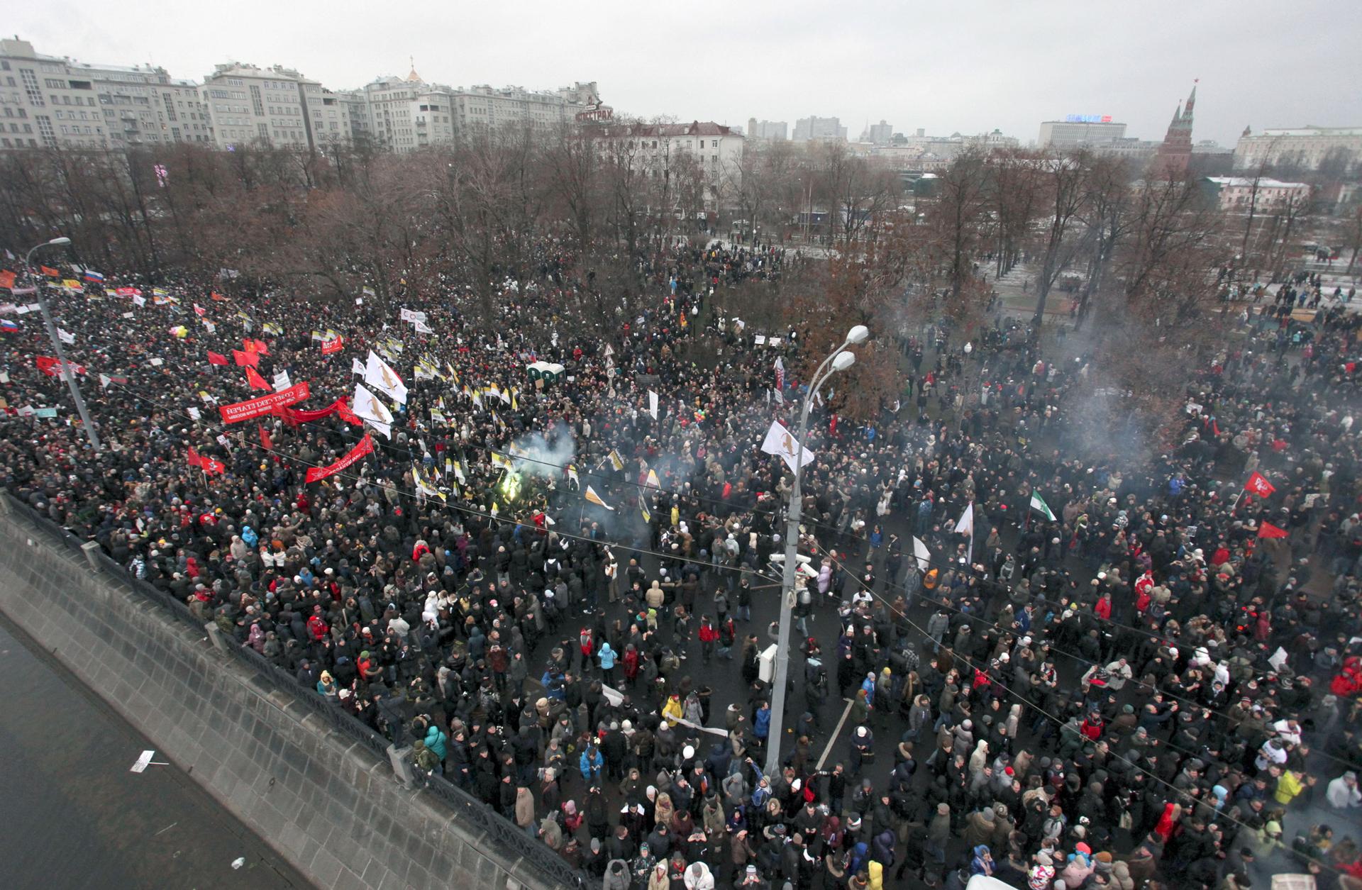 An aerial view of thousands of people gathered for a protest