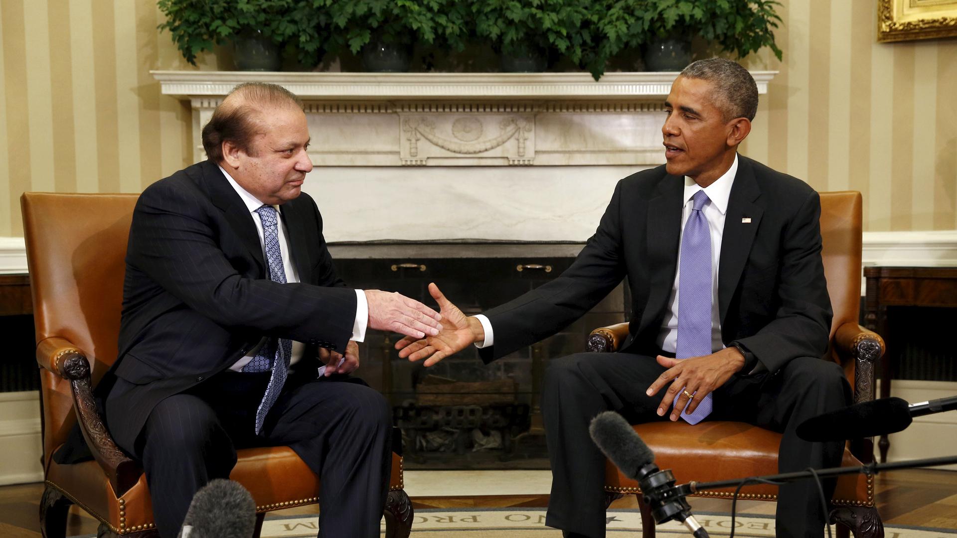 US President Barack Obama shakes the hand of Pakstani Prime Minister Nawaz Sharif 