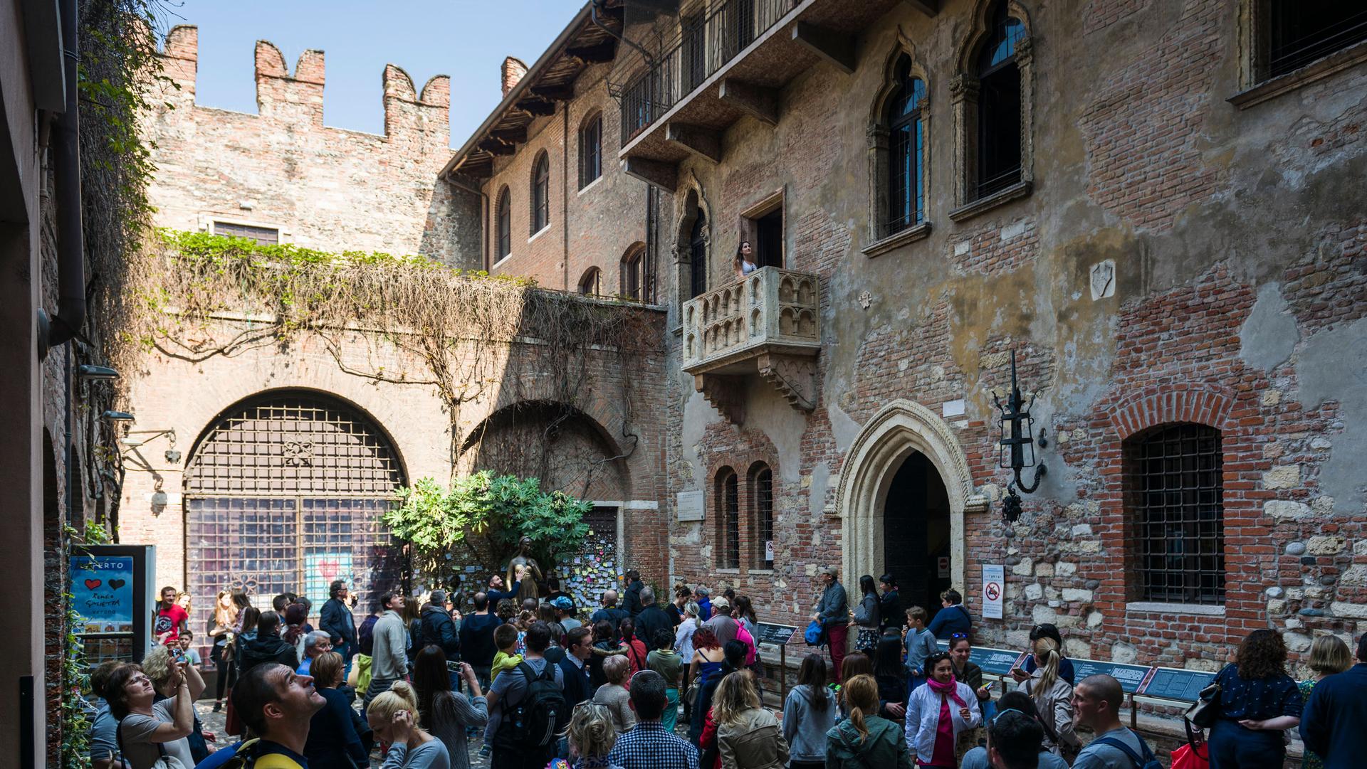 The backyard of Juliet's house in Verona with the famous balcony full of tourists.