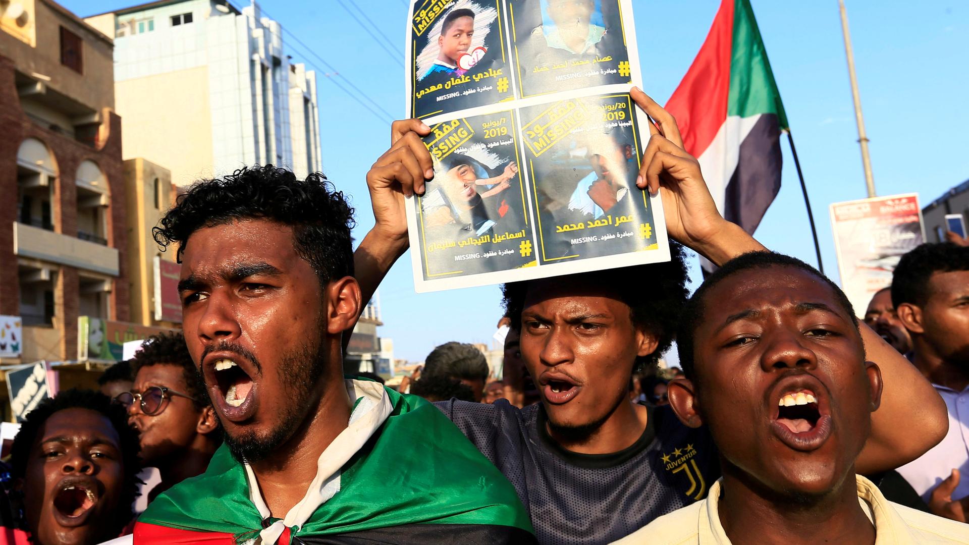 Sudanese protesters chant slogans during a rally calling for the former ruling party to be dissolved and for ex-officials to be put on trial in Khartoum, Sudan, Oct. 21, 2019. 