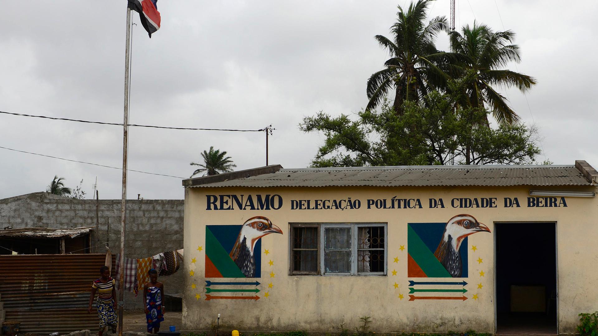 The abandoned headquarters of Mozambican opposition party Renamo is pictured in the port city of Beira, ahead of local government elections, Nov. 19, 2013. 