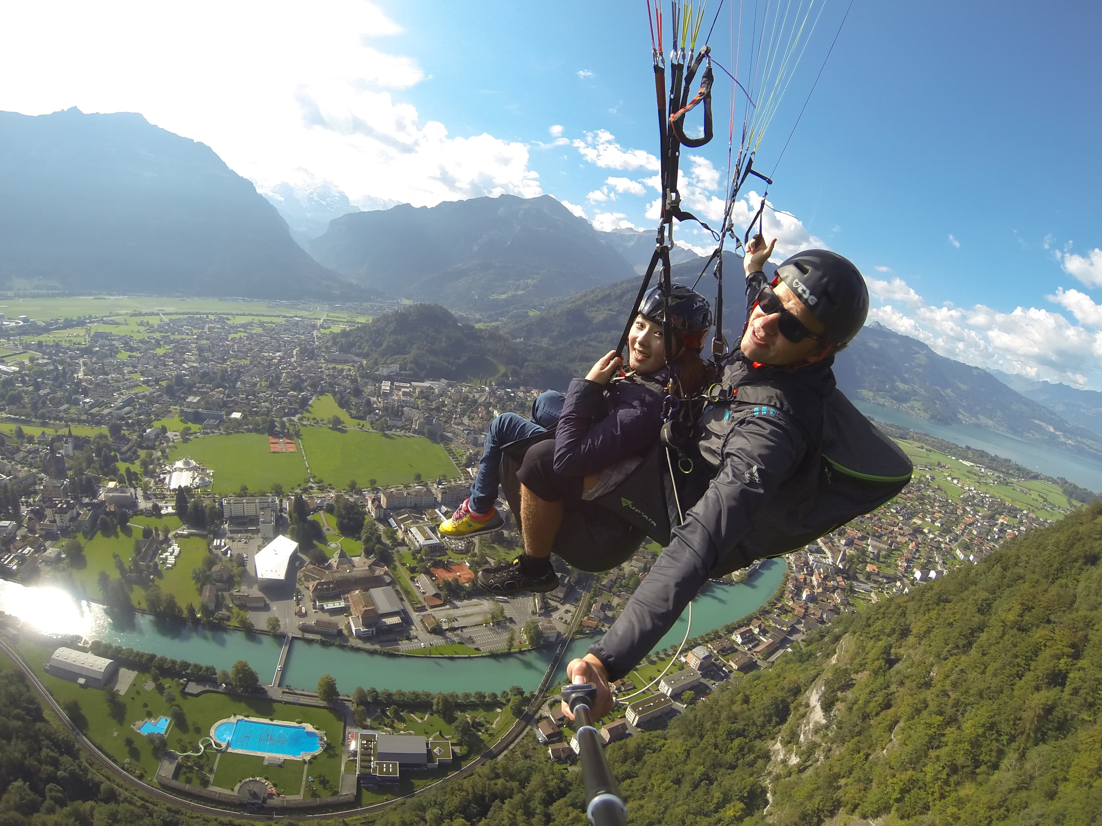 In her book “Europe: There’s No Reason Not to Go,” Hong Seo-yoon writes about accessible paragliding in Switzerland.