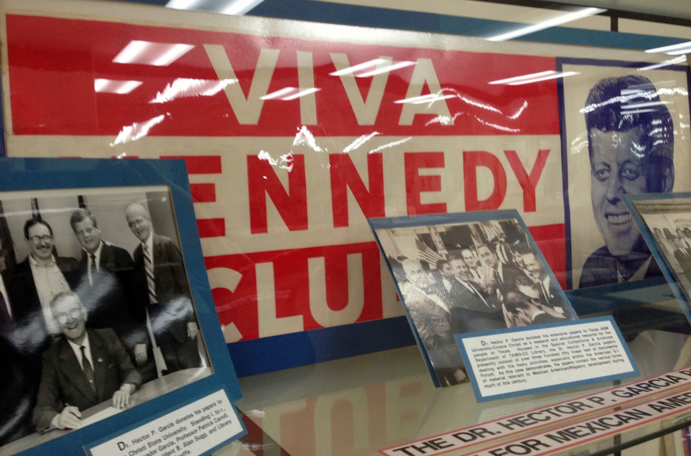 Botones de la campaña Viva Kennedy exhibidos en un museo.