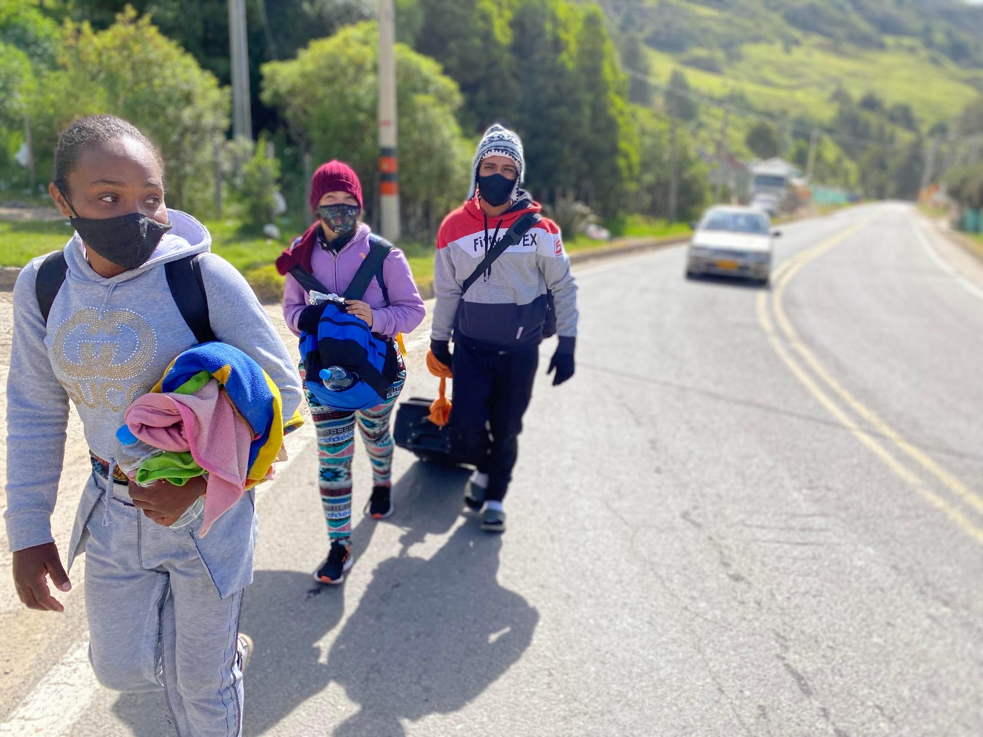 Daniel Arevalo drags his suitcase as he leaves the Colombian town of Pamplona on Oct 2. Arevalo had been on the road for two weeks and was trying to make it to Cali, Colombia, where he hoped to find construction work.