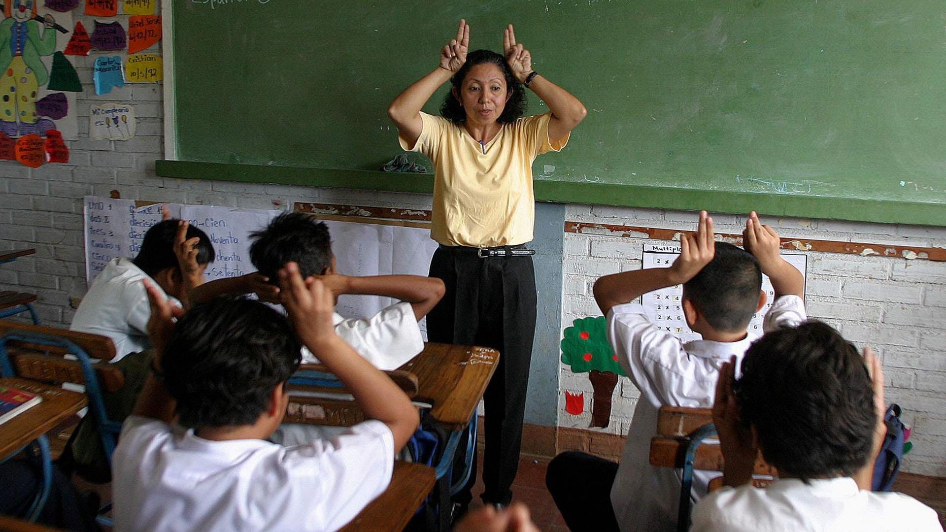 Teacher Ivania Guevara demonstrates during class to the children with hearing problems in the Melania Morales School in Managua, Nicaragua, Sept. 22, 2004. 