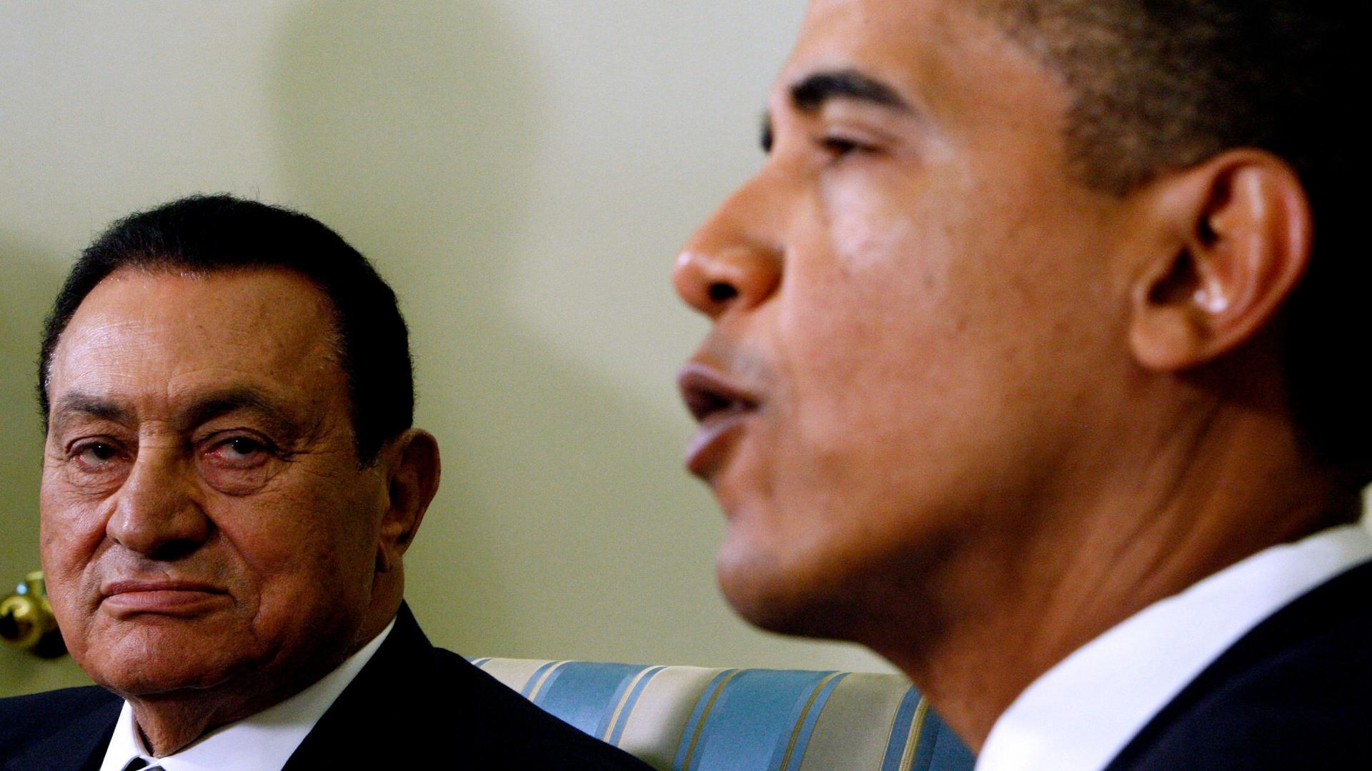 In this Aug. 18, 2009 file photo, US President Barack Obama meets with Egyptian President Hosni Mubarak, in the Oval Office of the White House in Washington.