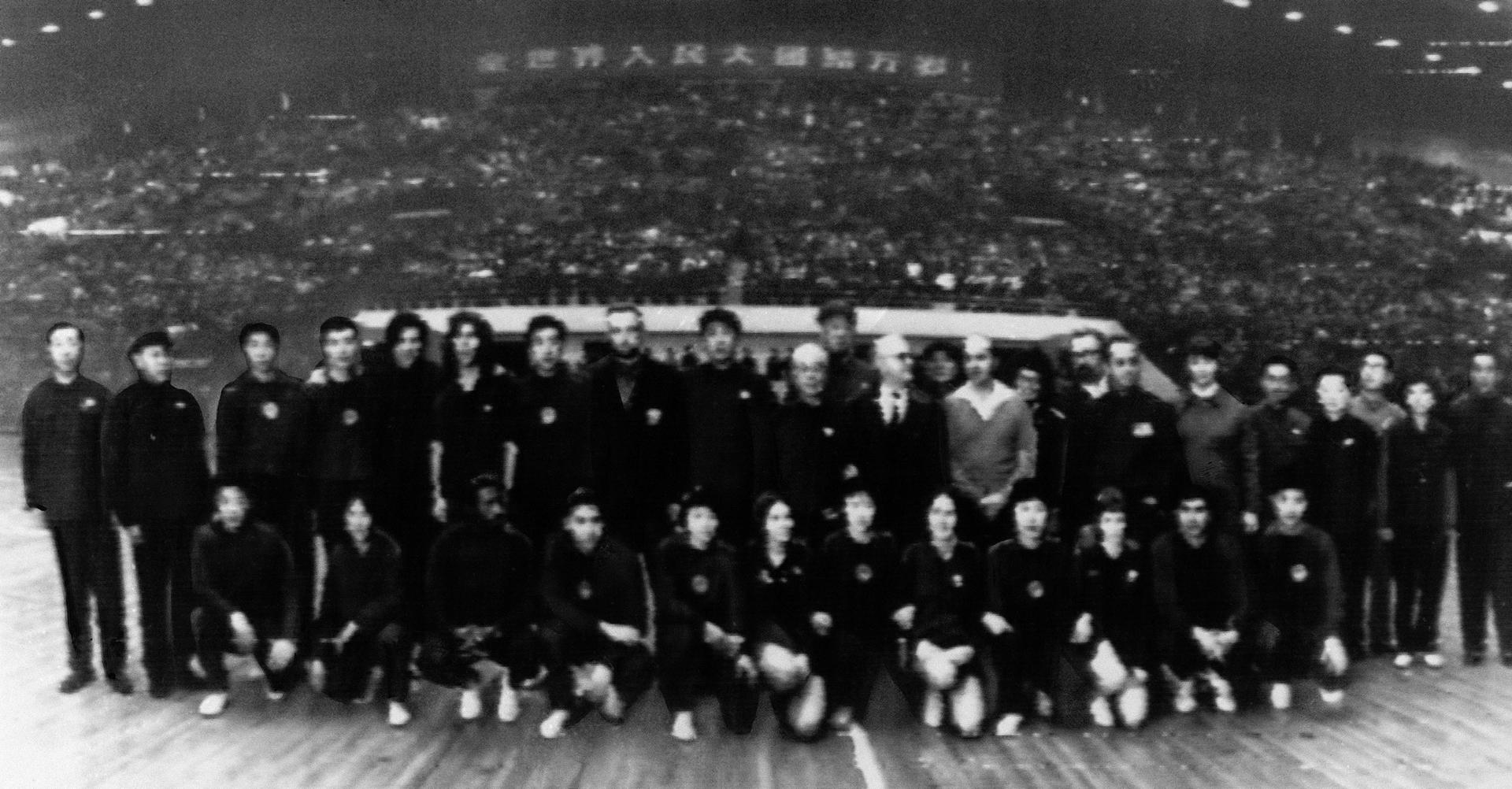 A black and white photo of two pingpong teams from US and China, 1971.
