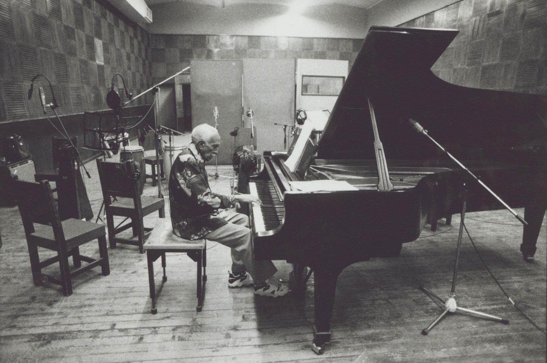 Rubén González at the piano. 