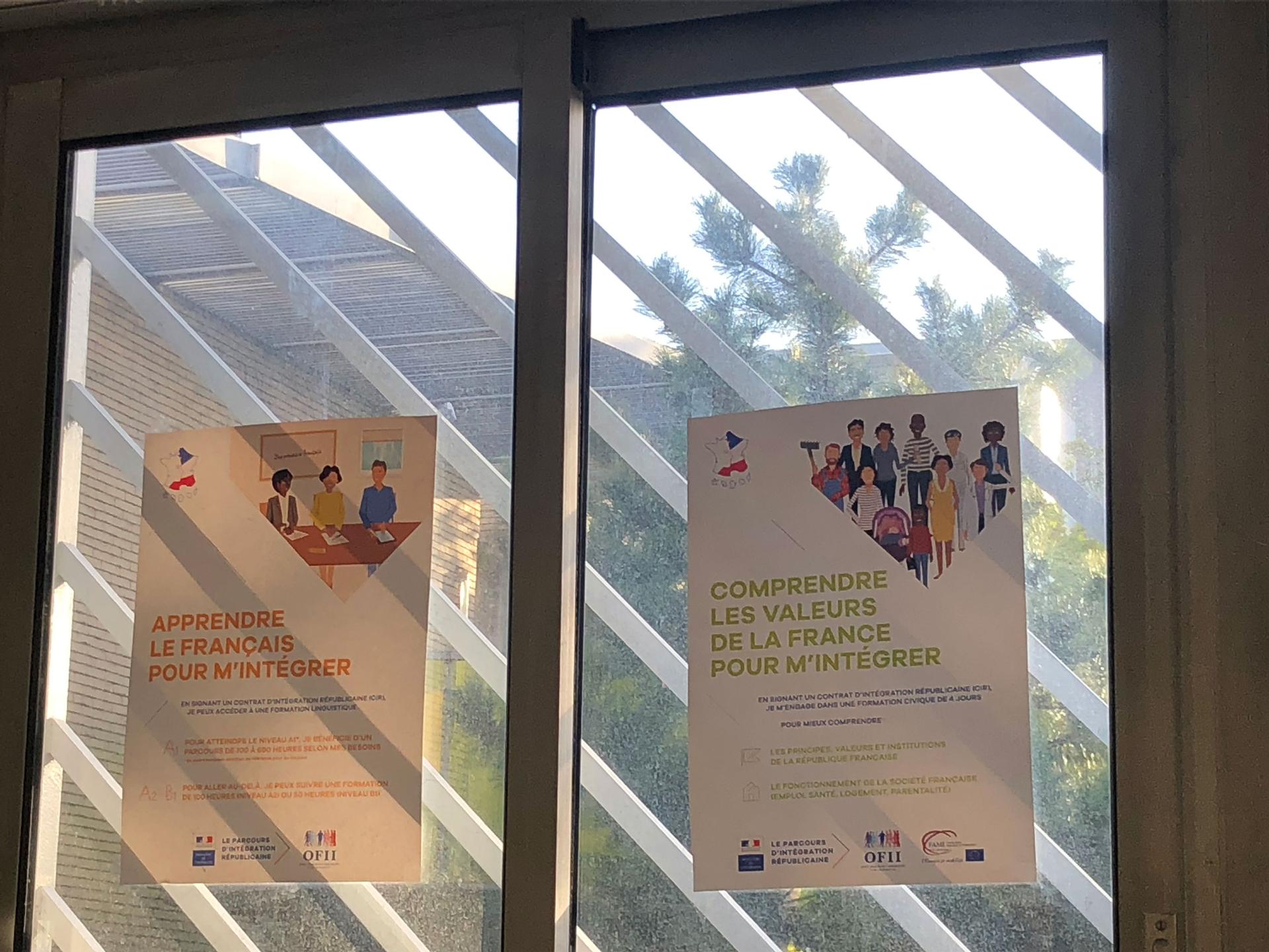 Two posters in French language describe integration expectations to new residents in France.