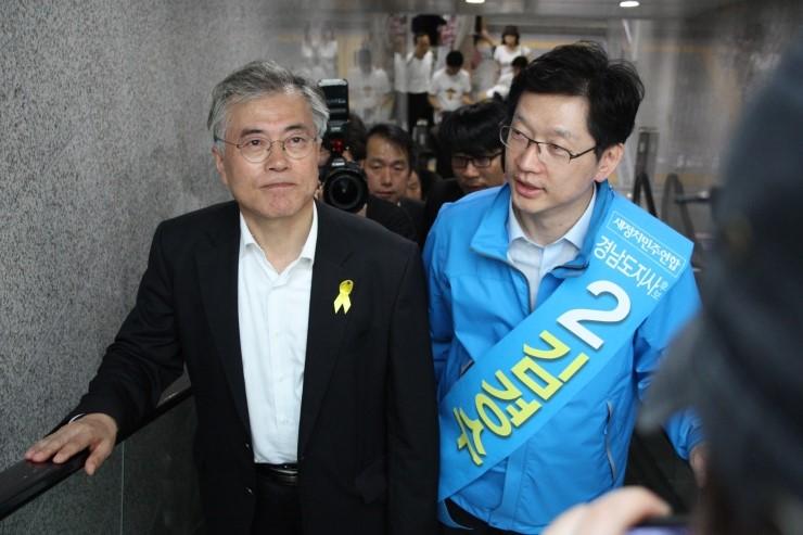 South Korean President Moon Jae-in (left) campaigning in 2014 for Kim Kyoung-soo (right), who became governor of South Gyeongsang Province in 2018 but was subsequently convicted of opinion rigging.