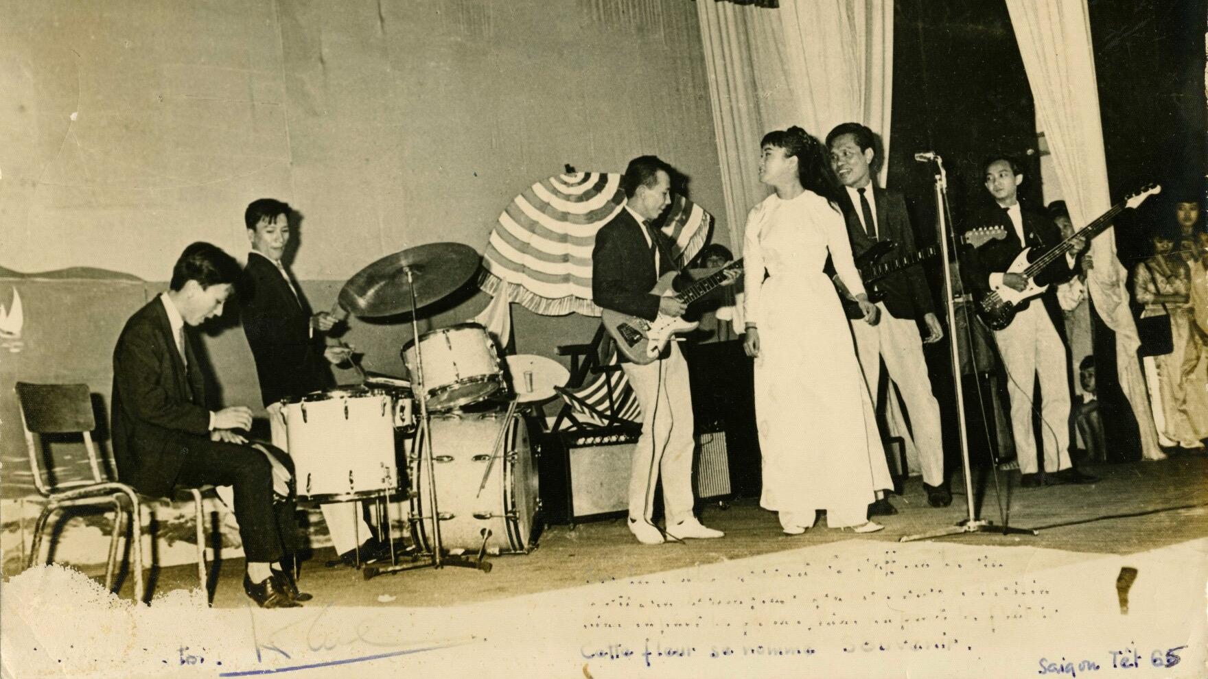 Phương Tâm performs at the Miss Vietnam Beauty Pageant with the Khanh Bang band at the Hung Dao Theatre in Saigon in 1965.