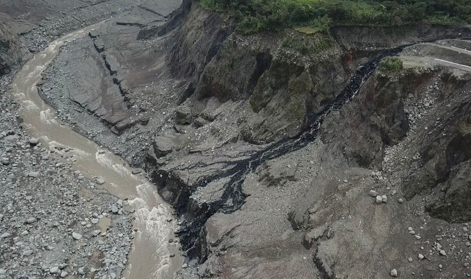 A major oil spill threatens hundreds of Indigenous communities who live along the Coca River that leads into Ecuador's Amazon. 