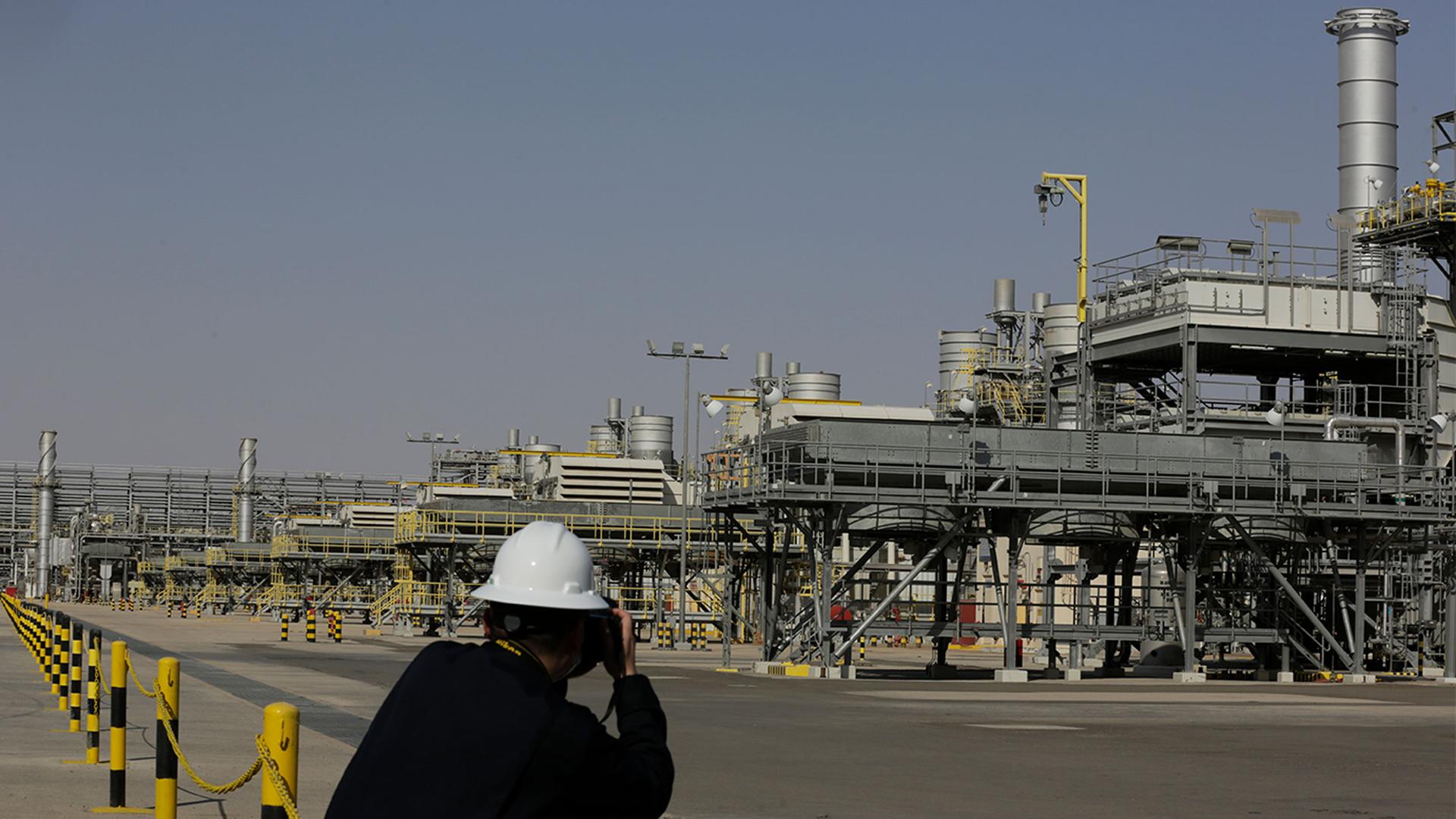 A photographer takes pictures of the Khurais oil field during a tour for journalists, 150 km east-northeast of Riyadh, Saudi Arabia