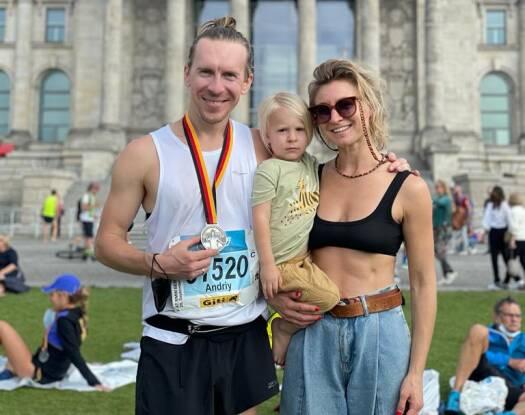 Andriy Zagoskin stands with his wife, Nataliia, and their son, Fima, at the 2021 Berlin Marathon