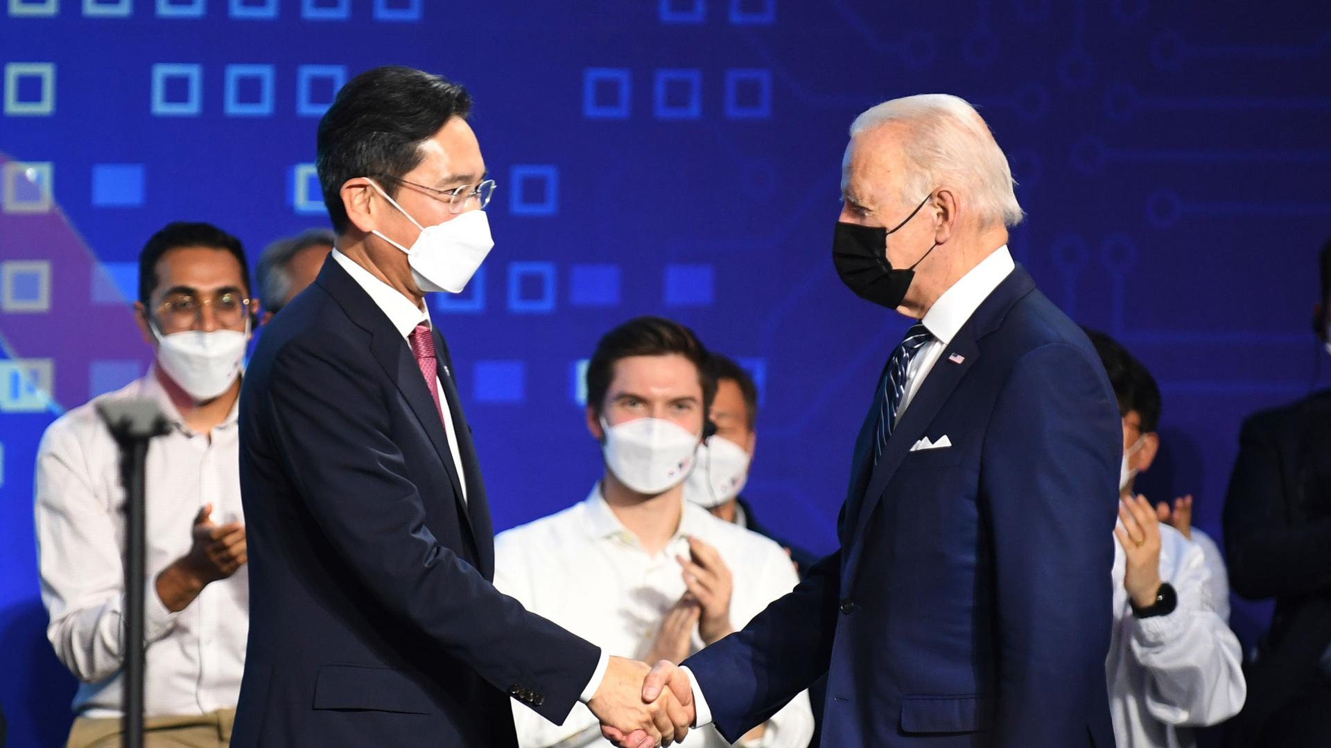 US President Joe Biden, right, shakes hands with Samsung Electronics Co. Vice Chairman Lee Jae-yong, at the Samsung Electronic Pyeongtaek Campus, in Pyeongtaek, South Korea, Friday. May 20, 2022. 