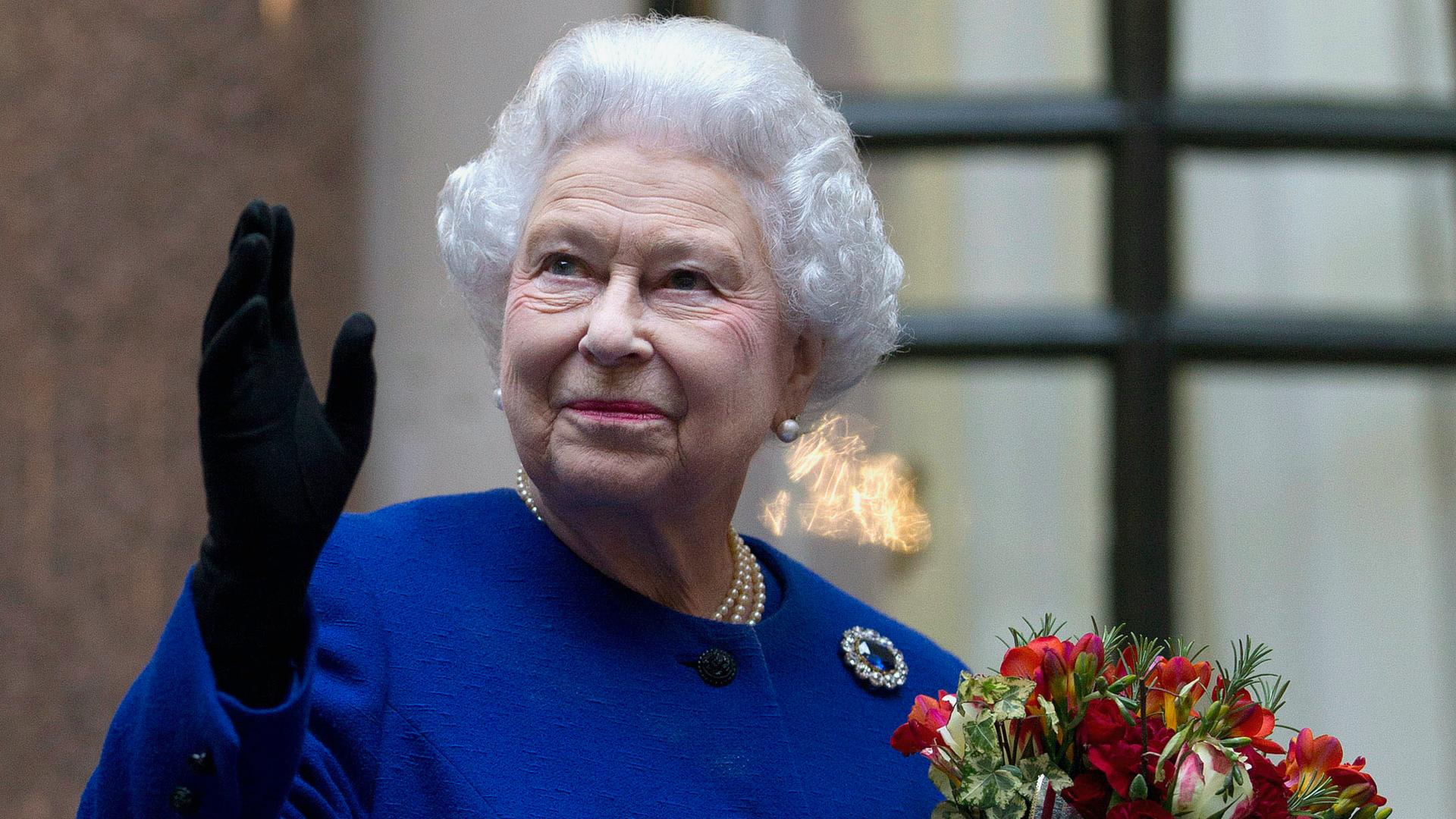 queen waving 