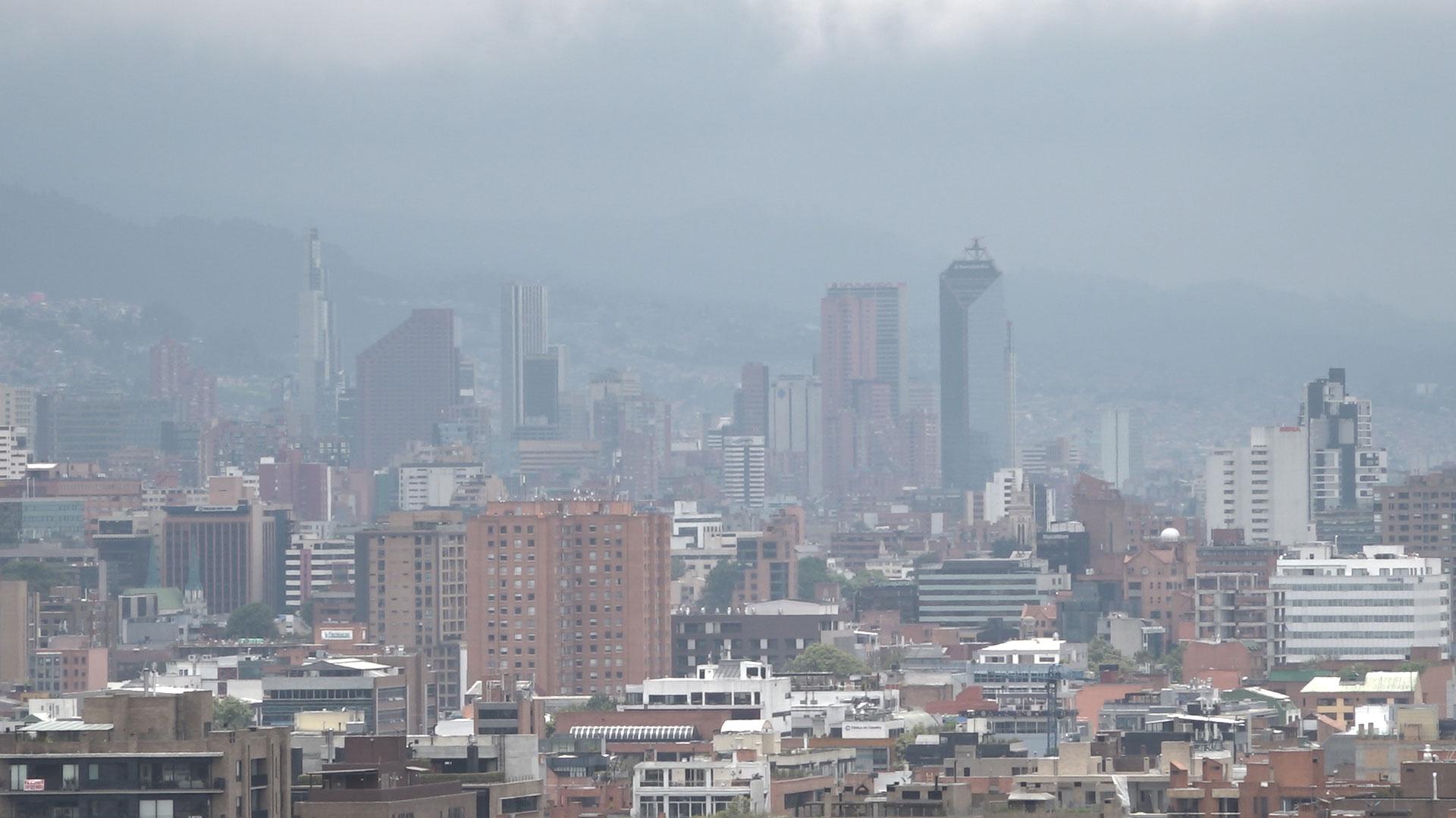 Colombia's capital city Bogotá fills with fog after fires in the Amazon.