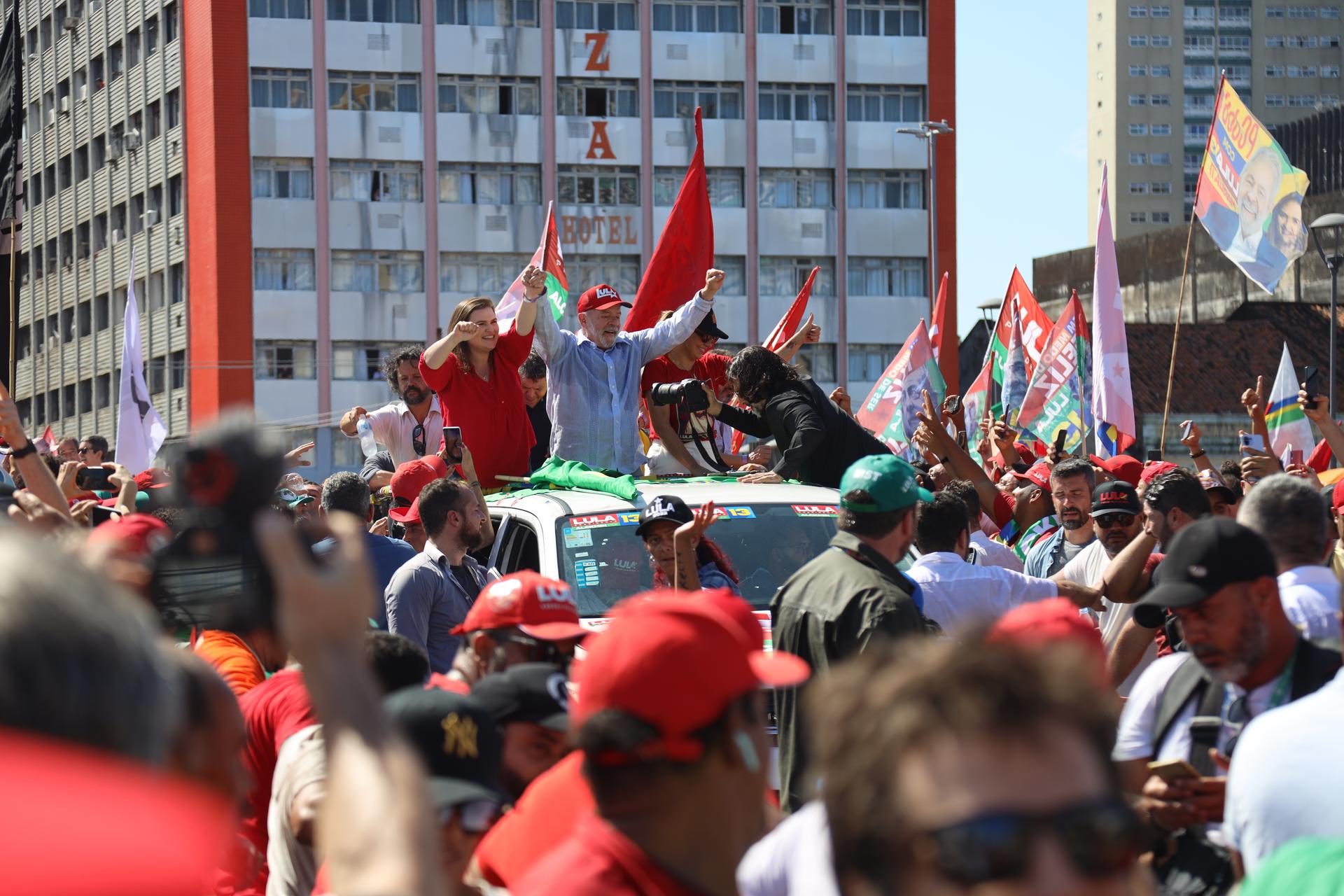 people rally for Lula