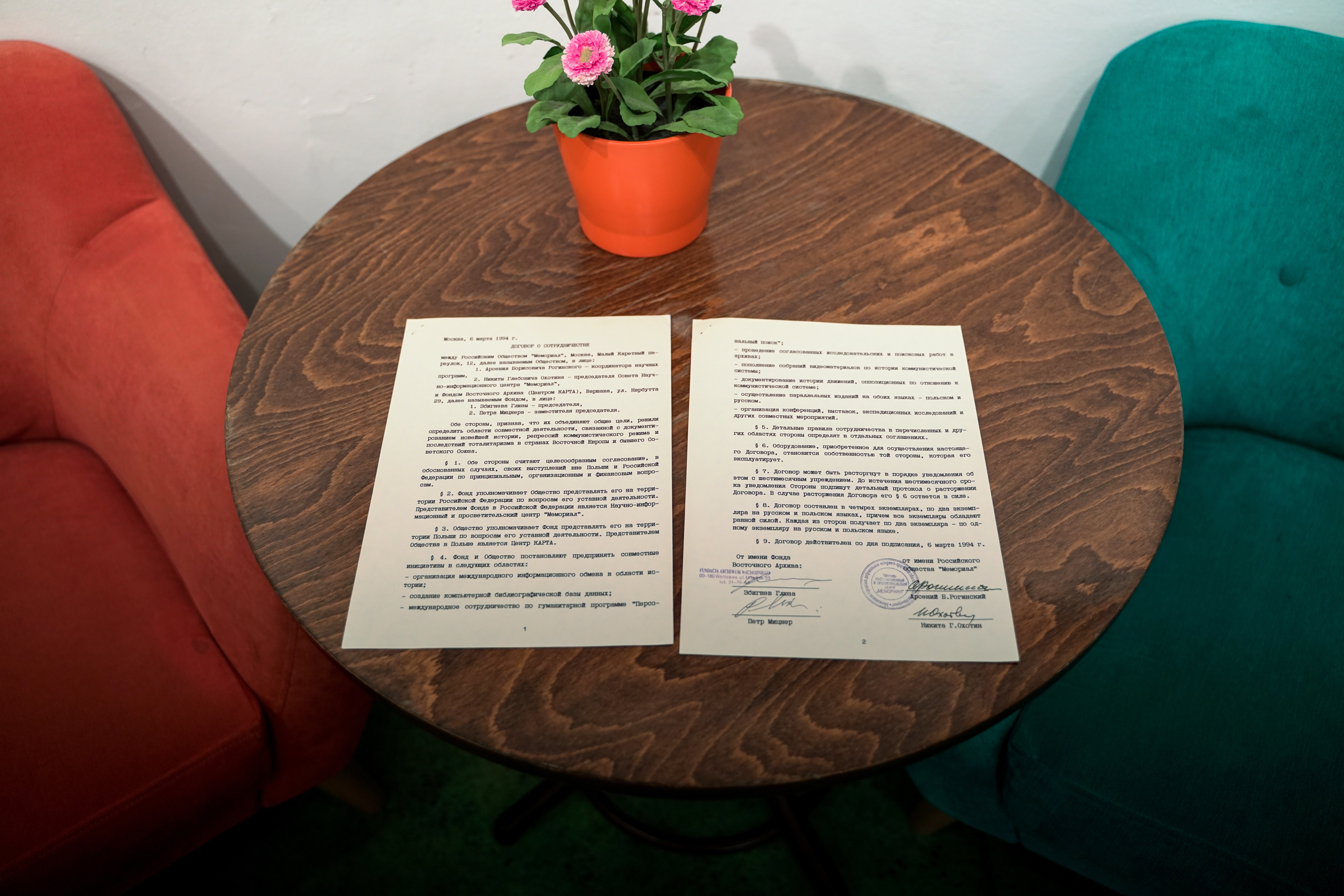 An agreement between rights group Memorial and nongovernmental organization KARTA.