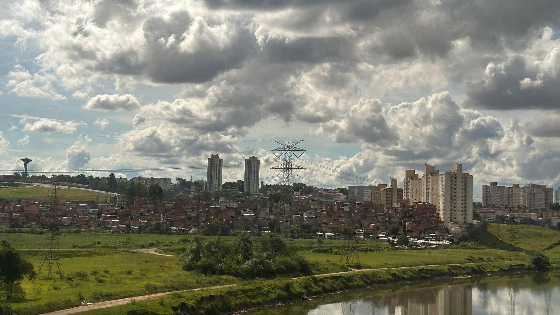 The view from the Emerald Line commuter rail, which follows the Pinheiros river and ends at Vila Natal, one of the enclaves of Venezuelan migrants in São Paulo.