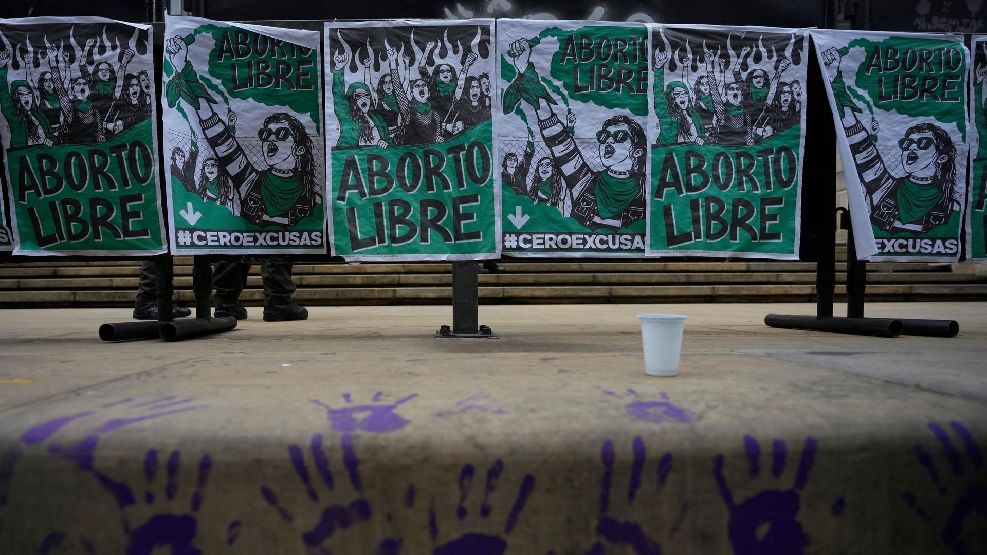 Posters with a message that read in Spanish "Free abortion."