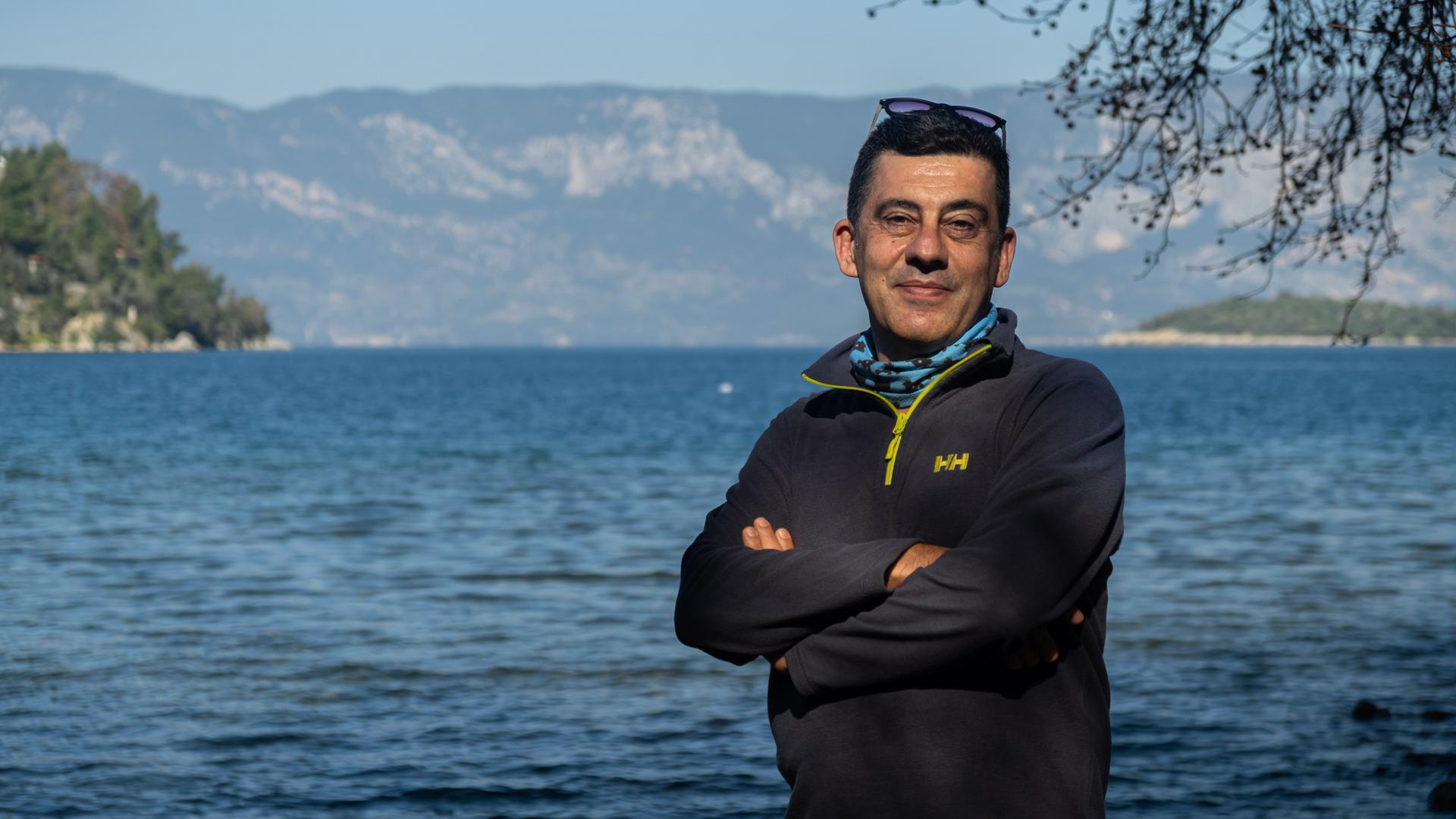 portrait of Zafer Kizilkaya in front of a waterfront