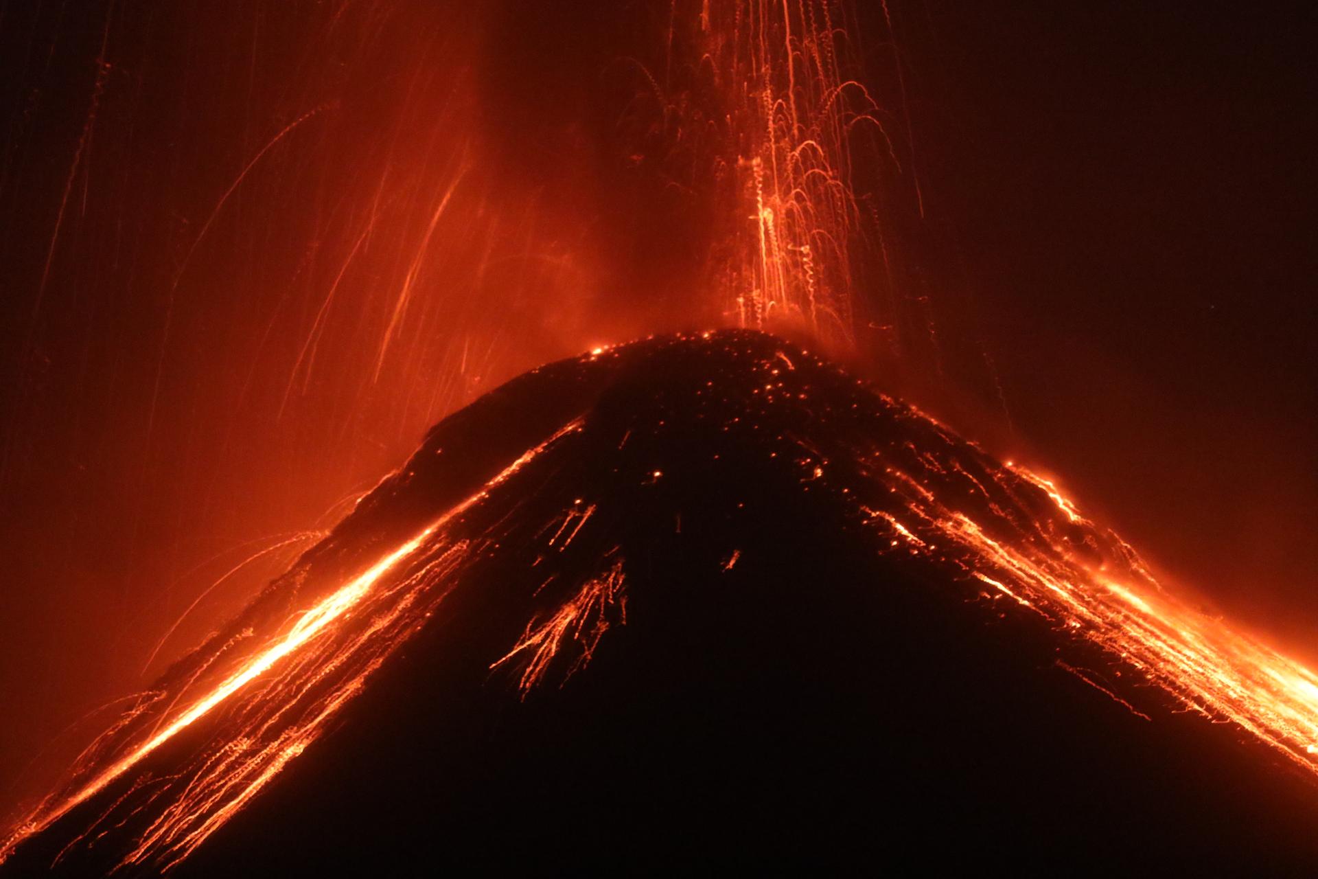 volcán en la noche