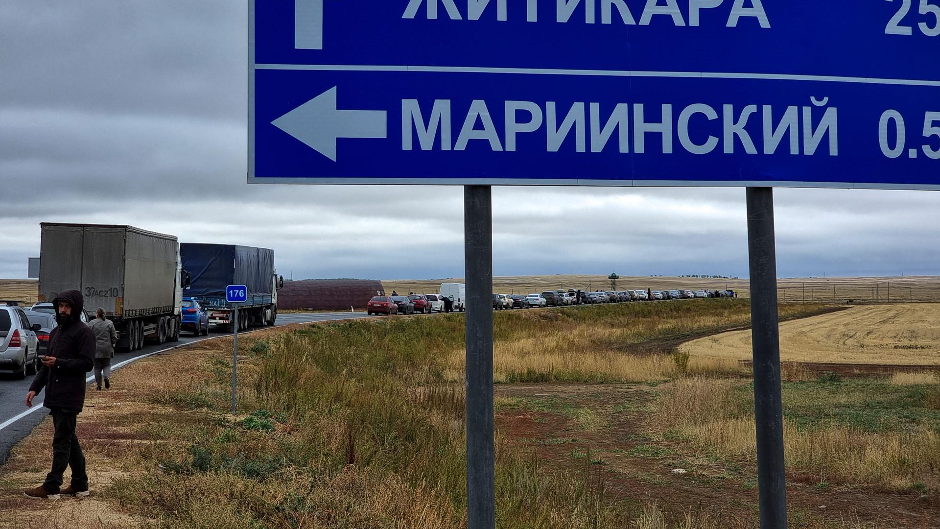 Cars queuing to cross the border into Kazakhstan at the Mariinsky border crossing, about (250 miles south of Chelyabinsk, Russia, Tuesday, Sept. 27, 2022. 