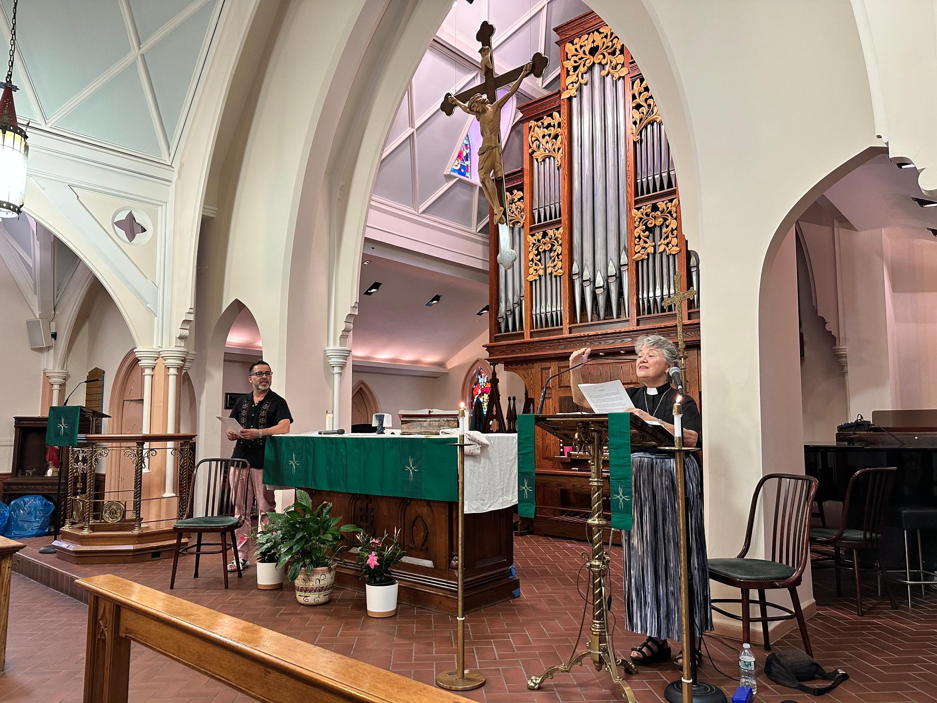 Pastor Juan Carlos Ruiz and Rev. Nowl Koestline co-officiate a Sunday Spanish-language service at The Lutheran Church of the Good Shepherd in New York.