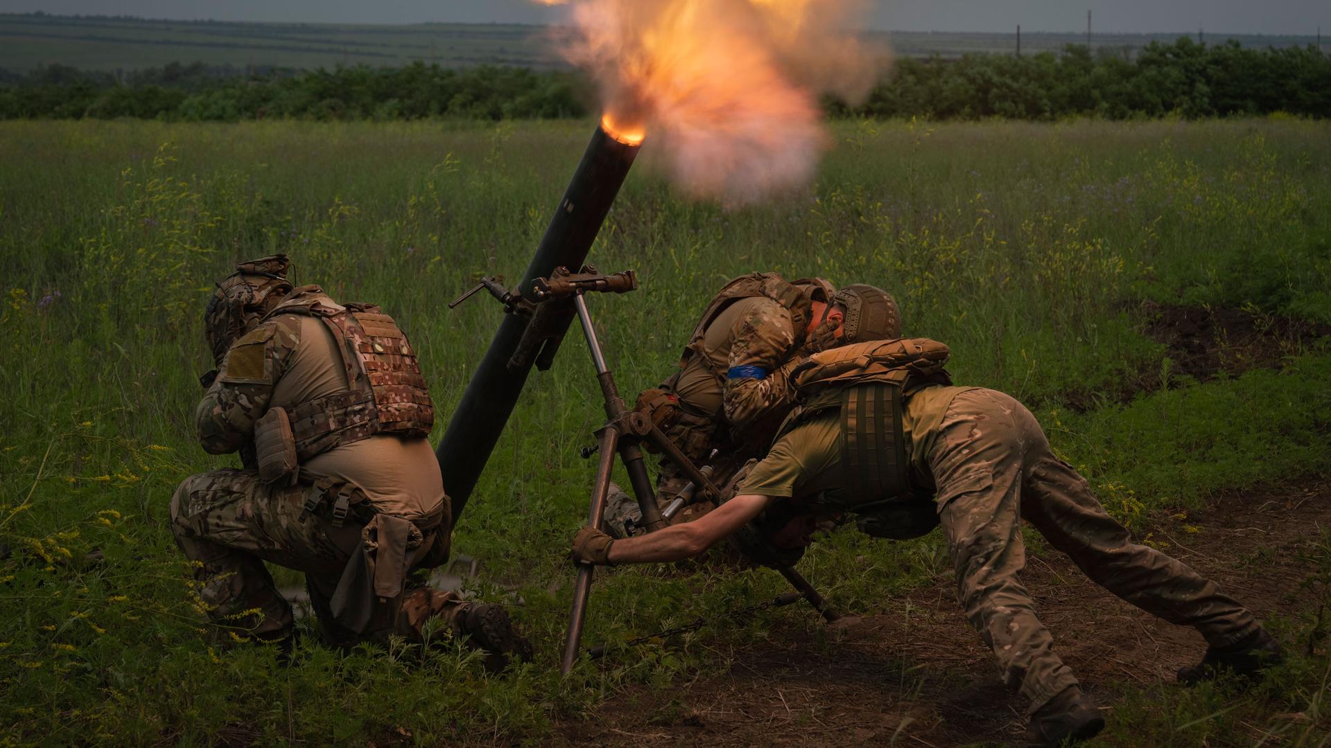 Ukrainian soldiers fire toward Russian position on the frontline in Zaporizhzhia region, Ukraine, Saturday, June 24, 2023. 